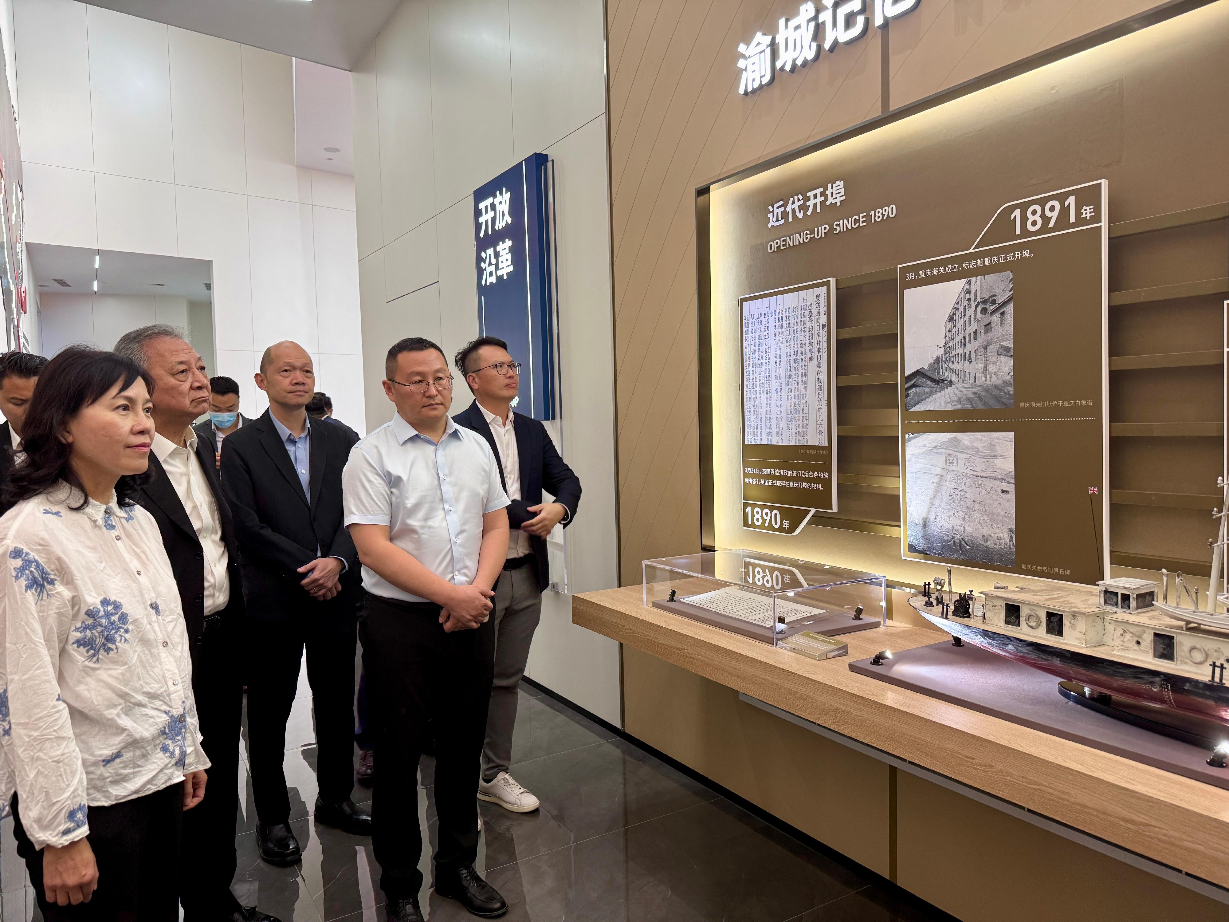 運輸及物流局局長陳美寶昨日（六月五日）率領香港物流發展局成員展開重慶訪問行程。圖示陳美寶（左一）考察重慶國際物流樞紐園區，了解設施的營運情況。