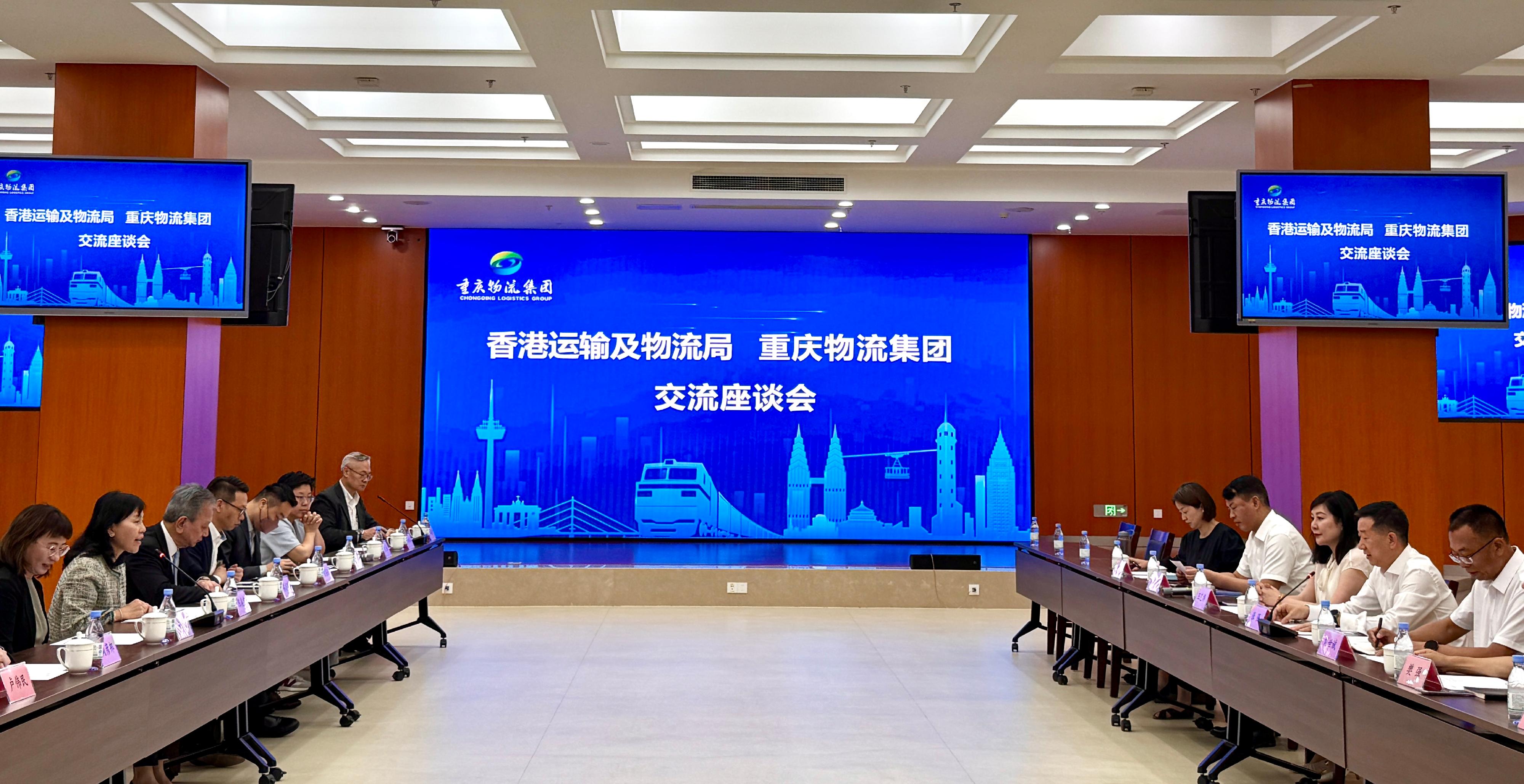 運輸及物流局局長陳美寶今日（六月六日）與代表團繼續重慶訪問行程。圖示陳美寶（左二）與當地的運輸物流企業代表會面。