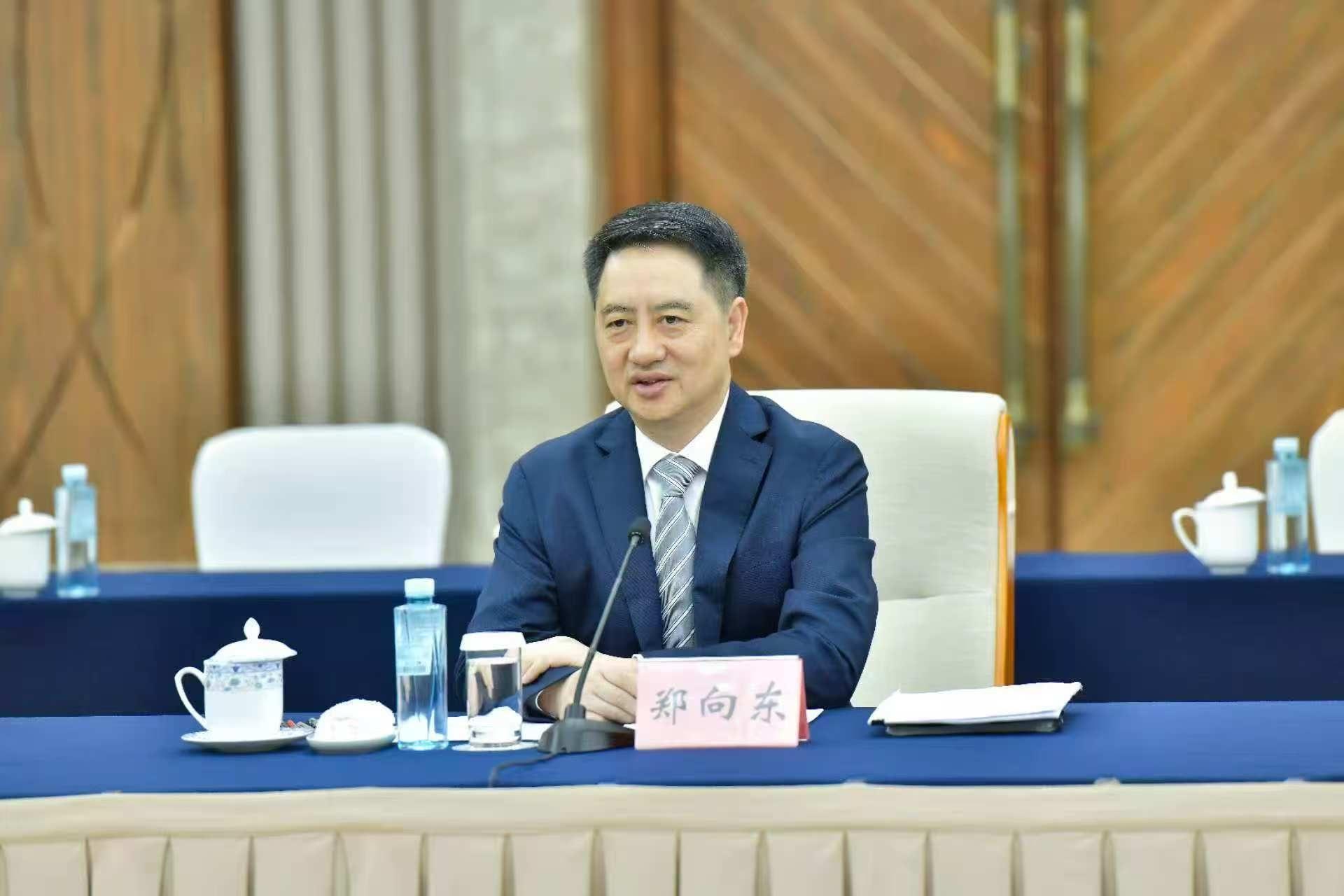 運輸及物流局局長陳美寶今日（六月六日）與代表團繼續重慶訪問行程，並與重慶市人民政府副市長鄭向東會面。圖示鄭向東在會上發言。