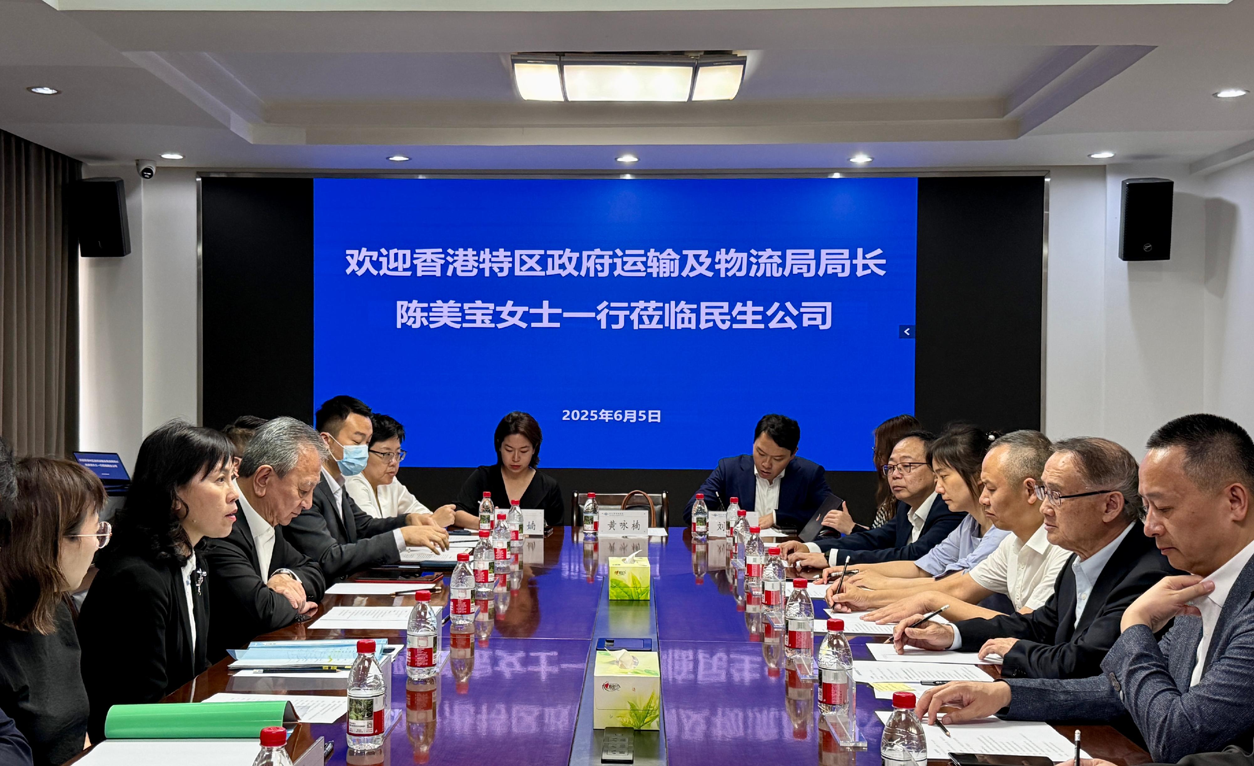 The Secretary for Transport and Logistics, Ms Mable Chan, yesterday (June 5) led a delegation of the Hong Kong Logistics Development Council to begin their visit to Chongqing. Photo shows Ms Chan (second left) and her delegation meeting with representatives of a local shipping enterprise yesterday afternoon to strengthen the shipping ties between the two places.