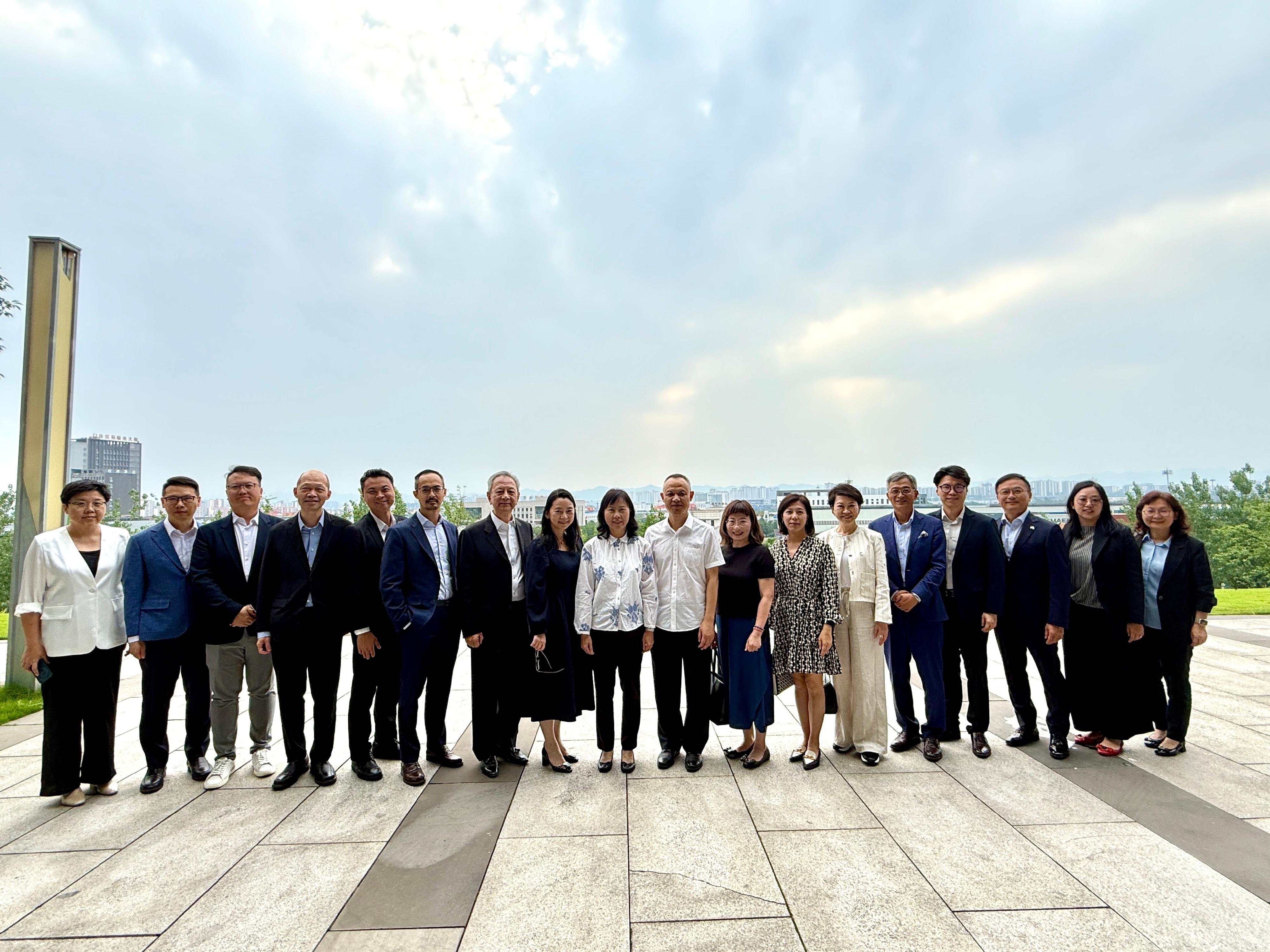 The Secretary for Transport and Logistics, Ms Mable Chan, yesterday (June 5) led a delegation of the Hong Kong Logistics Development Council to begin their visit to Chongqing. Photo shows Ms Chan (ninth left) and members of the delegation at the Chongqing International Logistics Hub Park.