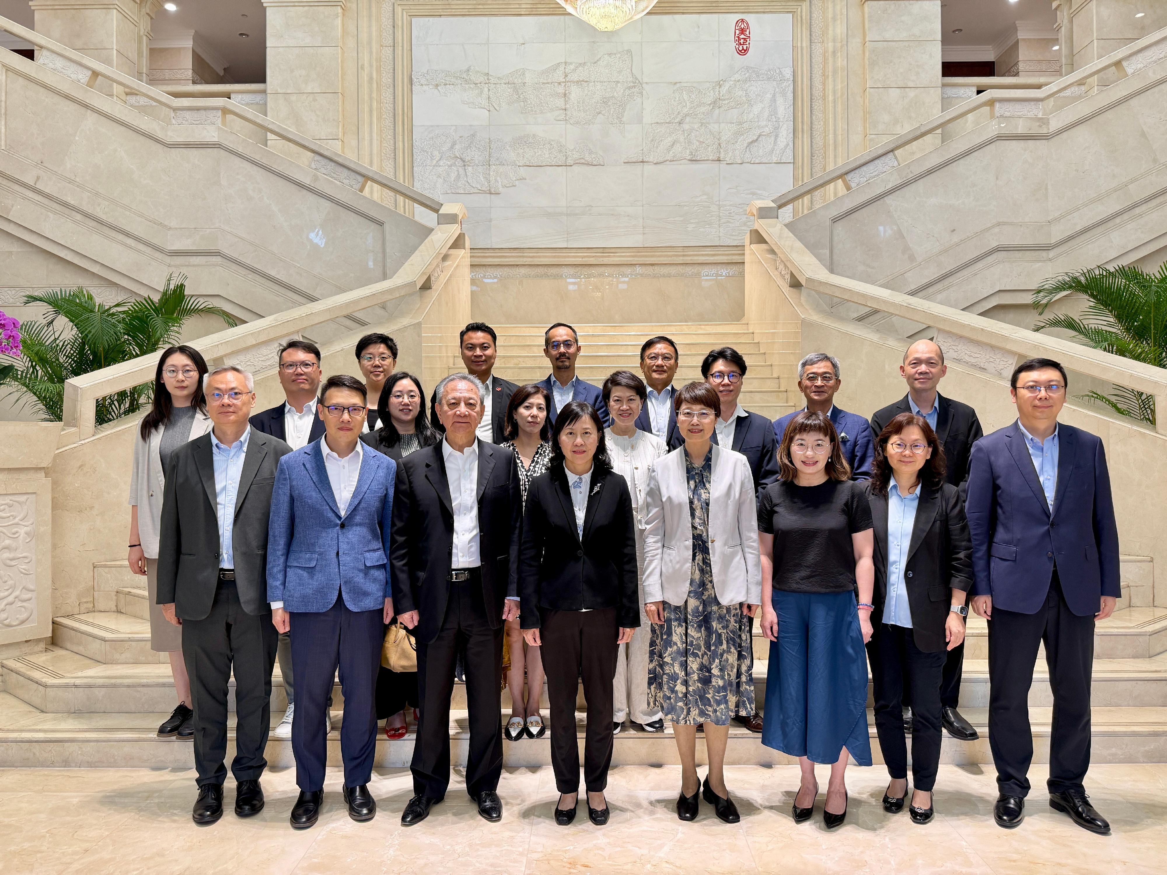 The Secretary for Transport and Logistics, Ms Mable Chan (first row, fourth left), yesterday (June 5) led a delegation of the Hong Kong Logistics Development Council to visit Chongqing and met with Deputy Director of the Hong Kong and Macao Affairs Office of the Chongqing Municipal People's Government Ms Zhang Yaqian (first row, fourth right).