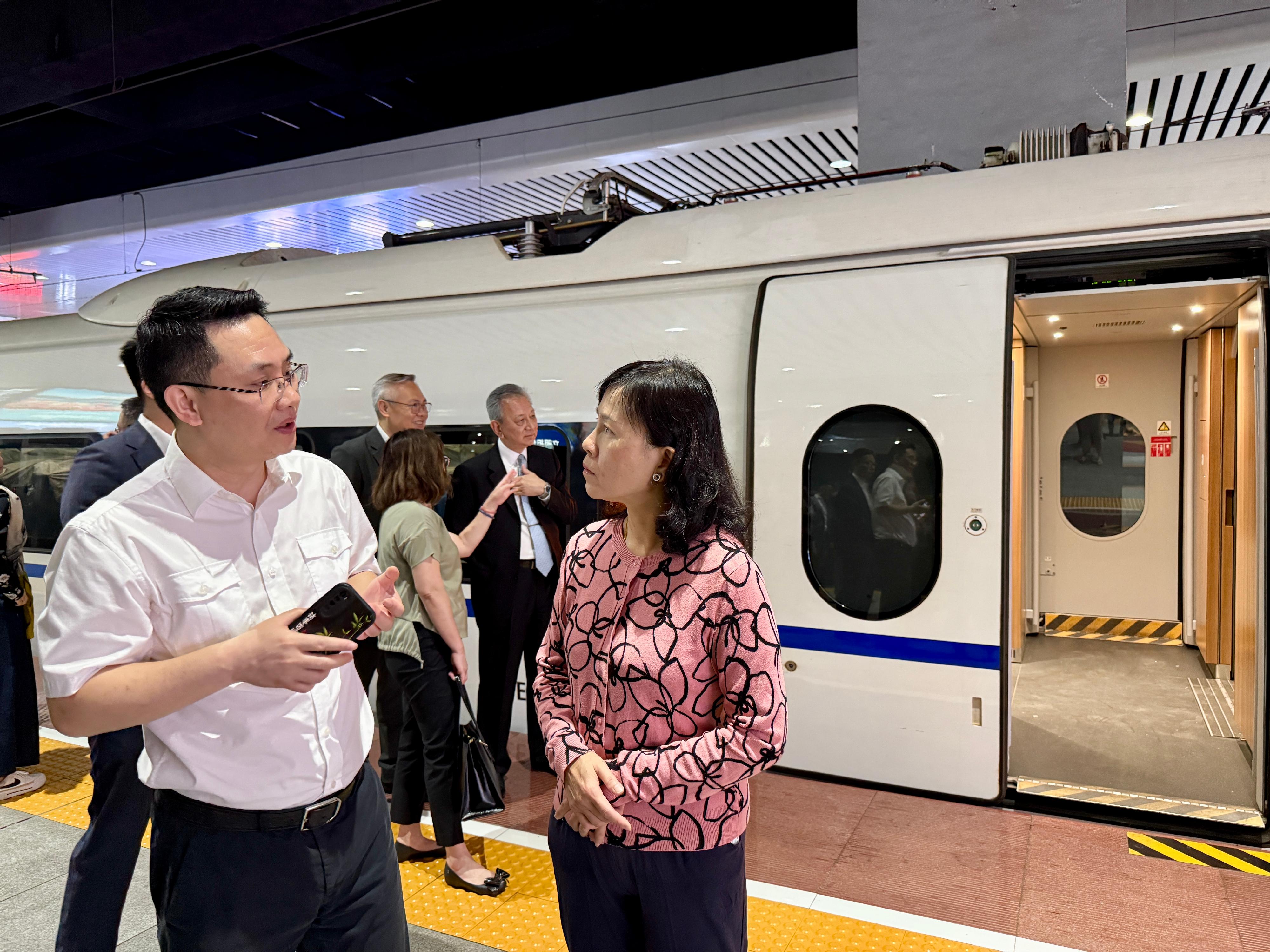 The Secretary for Transport and Logistics, Ms Mable Chan, and her delegation continued their visit to Chongqing today (June 6). Photo shows Ms Chan (right) touring Chongqingbei Railway Station to inspect the operations of high-speed rail freight services.