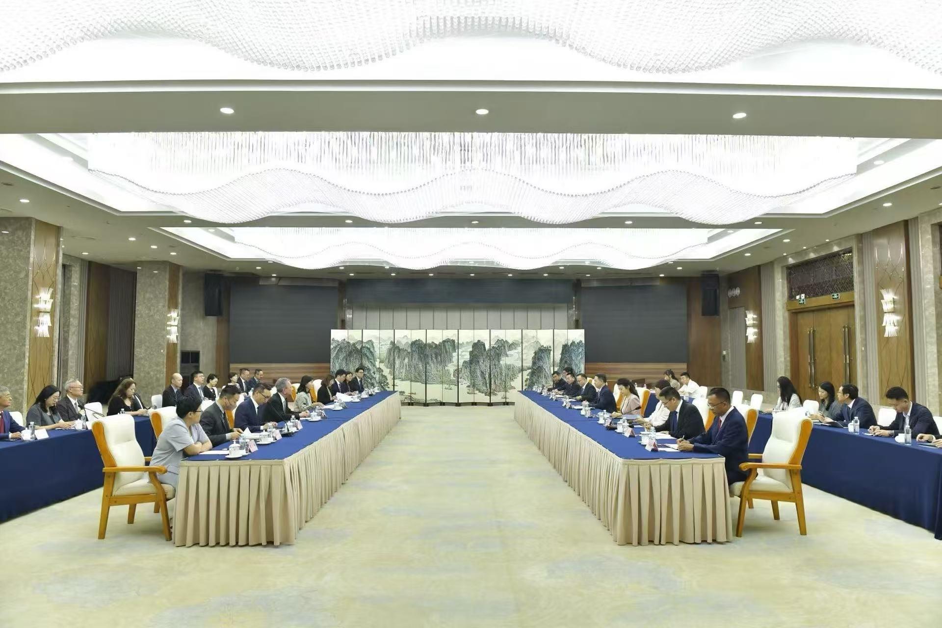 The Secretary for Transport and Logistics, Ms Mable Chan, and her delegation continued their visit to Chongqing today (June 6). Photo shows Ms Chan (front row, fifth left) meeting with Vice Mayor of Chongqing Municipal People's Government Mr Zheng Xiangdong (front row, fifth right).