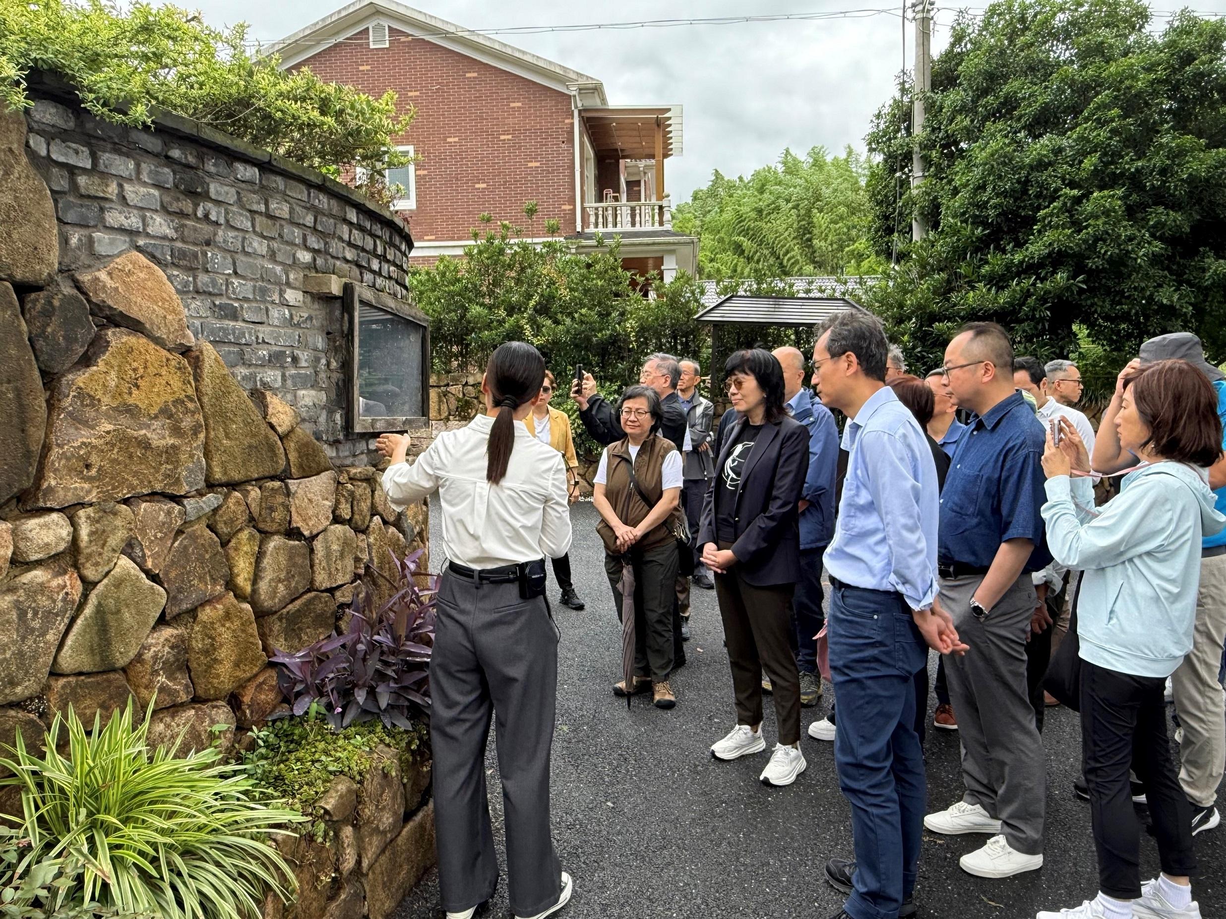 The Town Planning Board delegation visited Hangzhou and Shanghai from June 1 to 4 to better understand the prevailing urban planning and development of these cities. Photo shows the delegation visiting Xiaogucheng Village in Jingshan Town to learn about the Village's experiences in rural revitalisation.