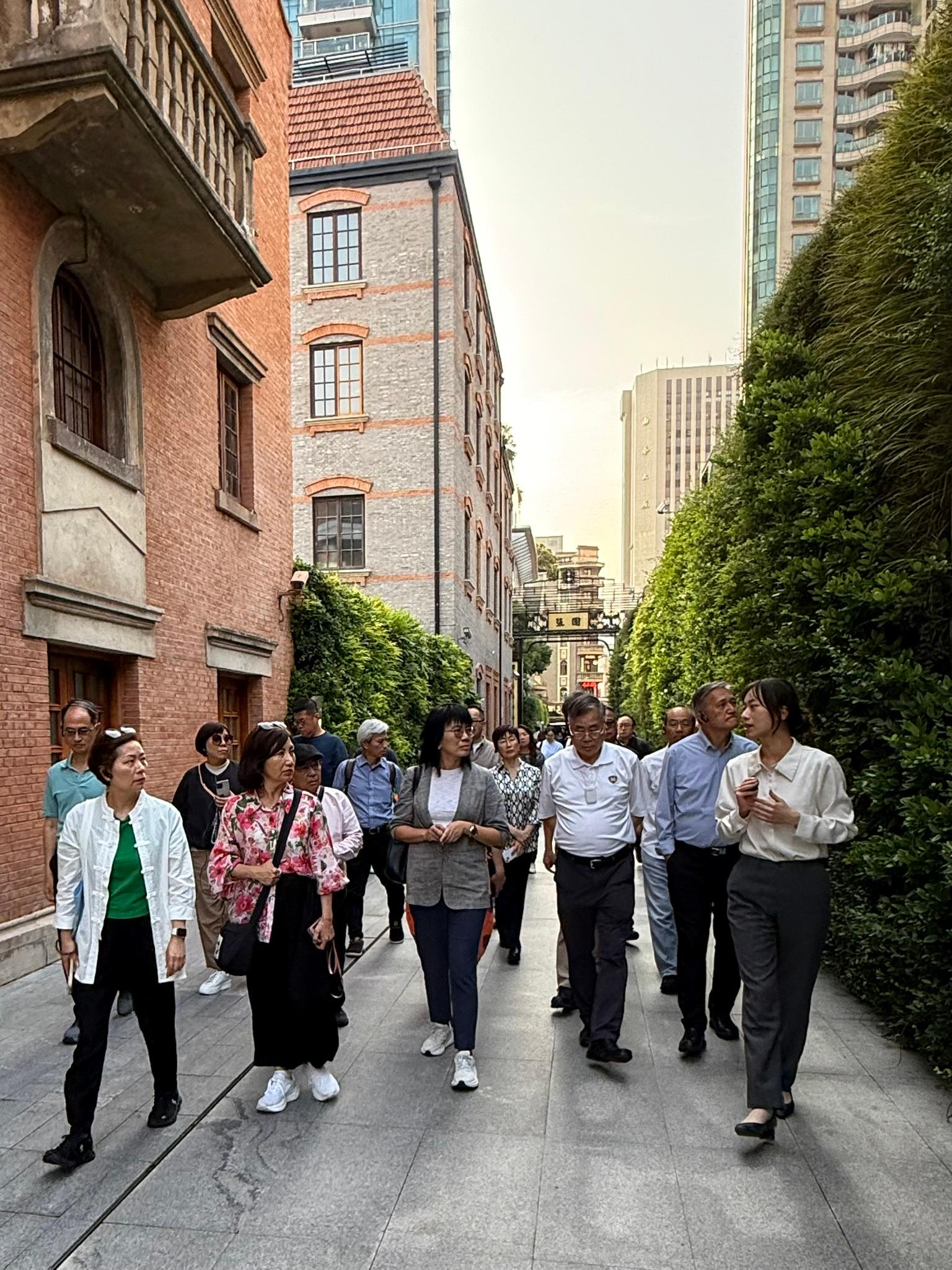 The Town Planning Board delegation visited Hangzhou and Shanghai from June 1 to 4 to better understand the prevailing urban planning and development of these cities. Photo shows the delegation visiting Zhang Yuan in Shaanghai and listening to the introduction of the area's mode of revitalisation.