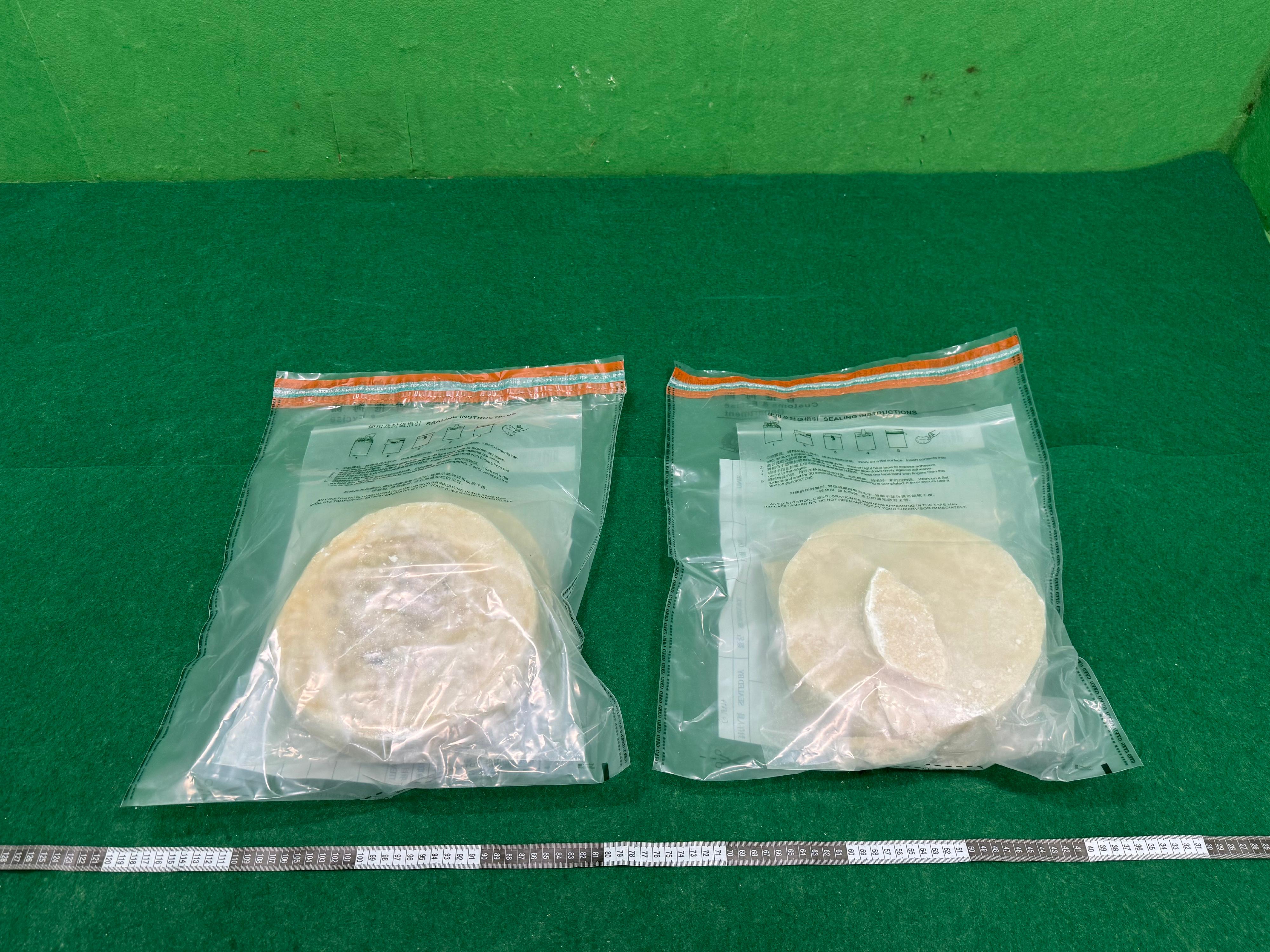 Hong Kong Customs yesterday (June 5) detected two drug trafficking cases involving baggage concealment at Hong Kong International Airport. Photo shows the suspected cocaine seized in the second case.
