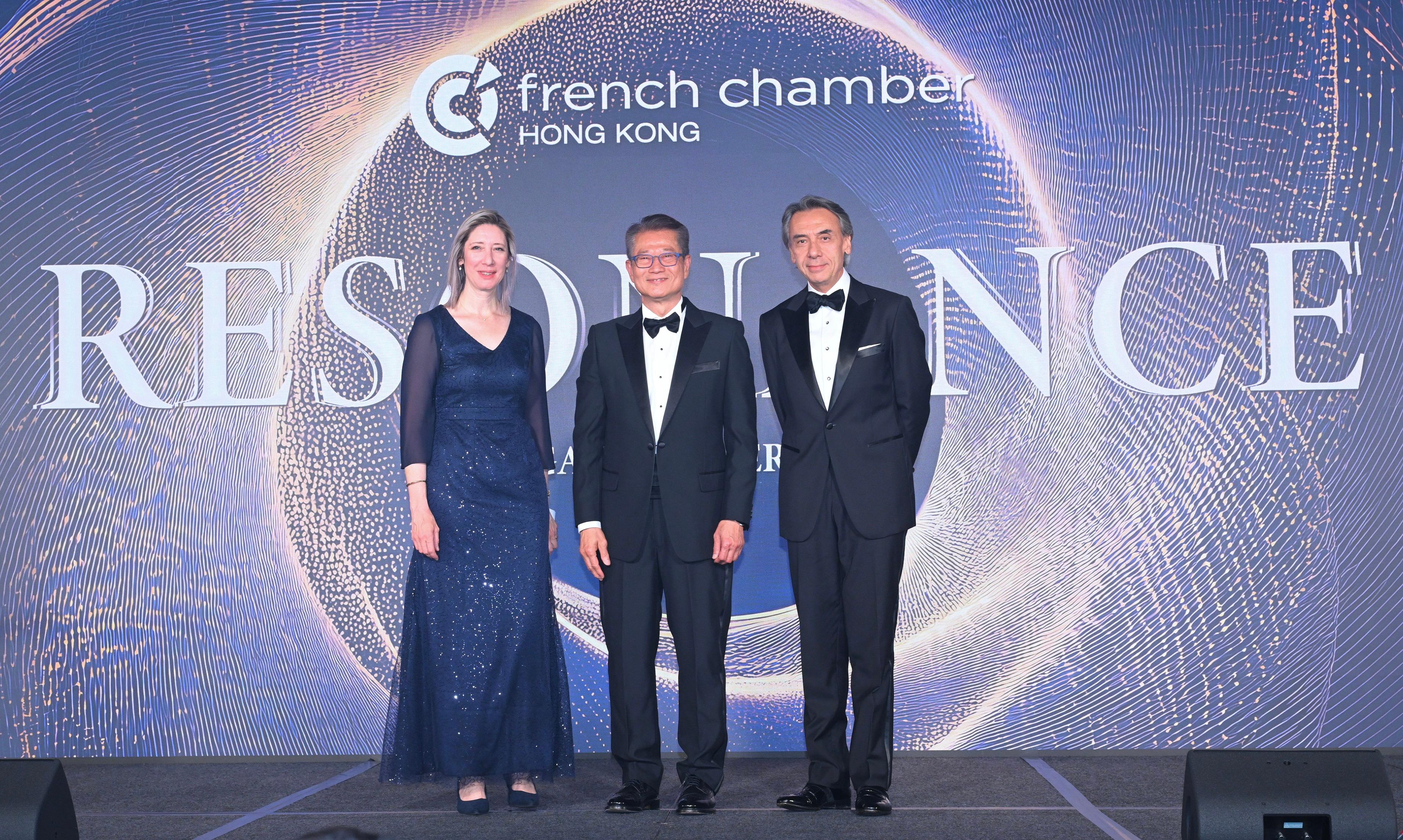 The Financial Secretary, Mr Paul Chan, attended the French Chamber of Commerce and Industry in Hong Kong Gala Dinner this evening (June 6). Photo shows Mr Chan (centre), the Consul General of France in Hong Kong and Macau, Mrs Christile Drulhe (left), and the President of the French Chamber of Commerce and Industry in Hong Kong, Mr Alain Li (right), at the gala dinner.