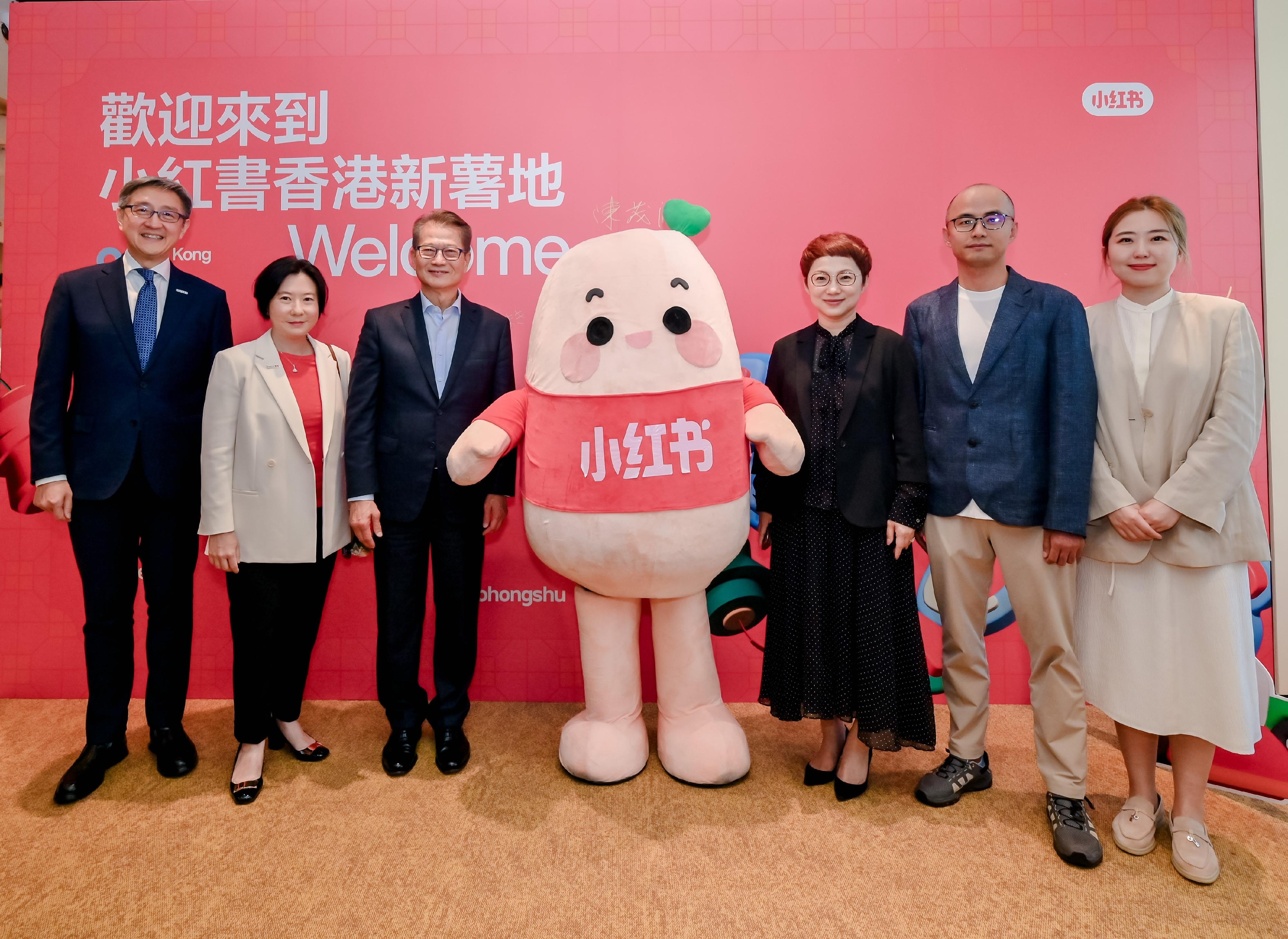 Invest Hong Kong (InvestHK) welcomes Xiaohongshu's first office outside the Mainland in Hong Kong. Photo shows the Financial Secretary, Mr Paul Chan (third left); the Director-General of Investment Promotion at InvestHK, Ms Alpha Lau (second left); the Director-General of the Office for Attracting Strategic Enterprises, Mr Peter Yan (first left); the Chief Marketing Officer of Xiaohongshu, Ms Zhiheng (third right); the Chief Financial Officer of Xiaohongshu, Mr Manba (second right); and the General Manager of Global Business Solutions at Xiaohongshu, Ms Qianyue (first right), at Xiaohongshu's Hong Kong office opening ceremony today (June 7). 