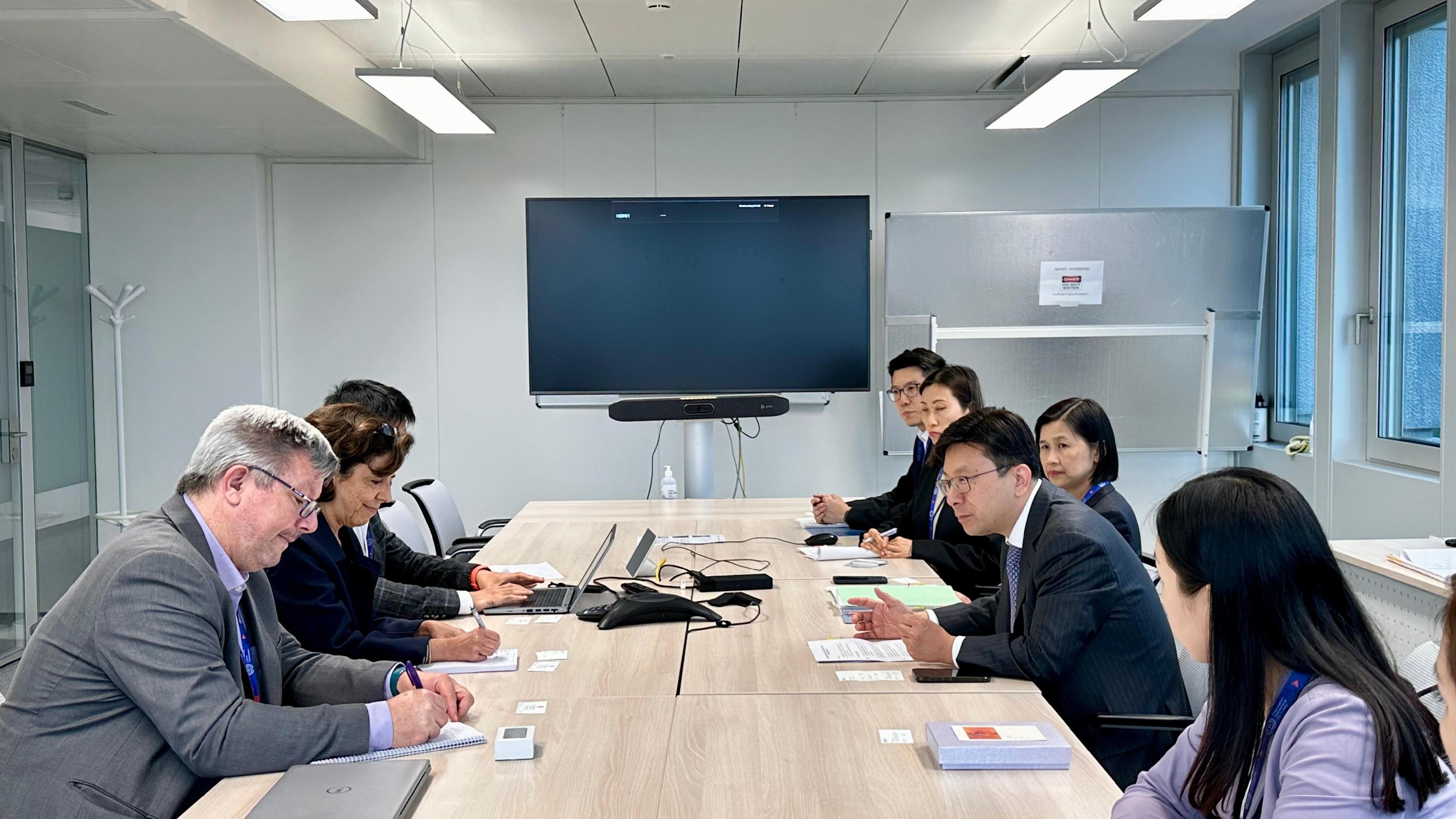The Secretary for Labour and Welfare, Mr Chris Sun, arrived in Geneva, Switzerland, on June 4 (Geneva time) to attend the 113th Session of the International Labour Conference. Photo shows Mr Sun (third right) in a bilateral meeting with the Director of the Universal Social Protection Department of the International Labour Organization, Ms Shahra Razavi (second left), that afternoon. He introduced the social welfare policy and retirement protection system of Hong Kong.
