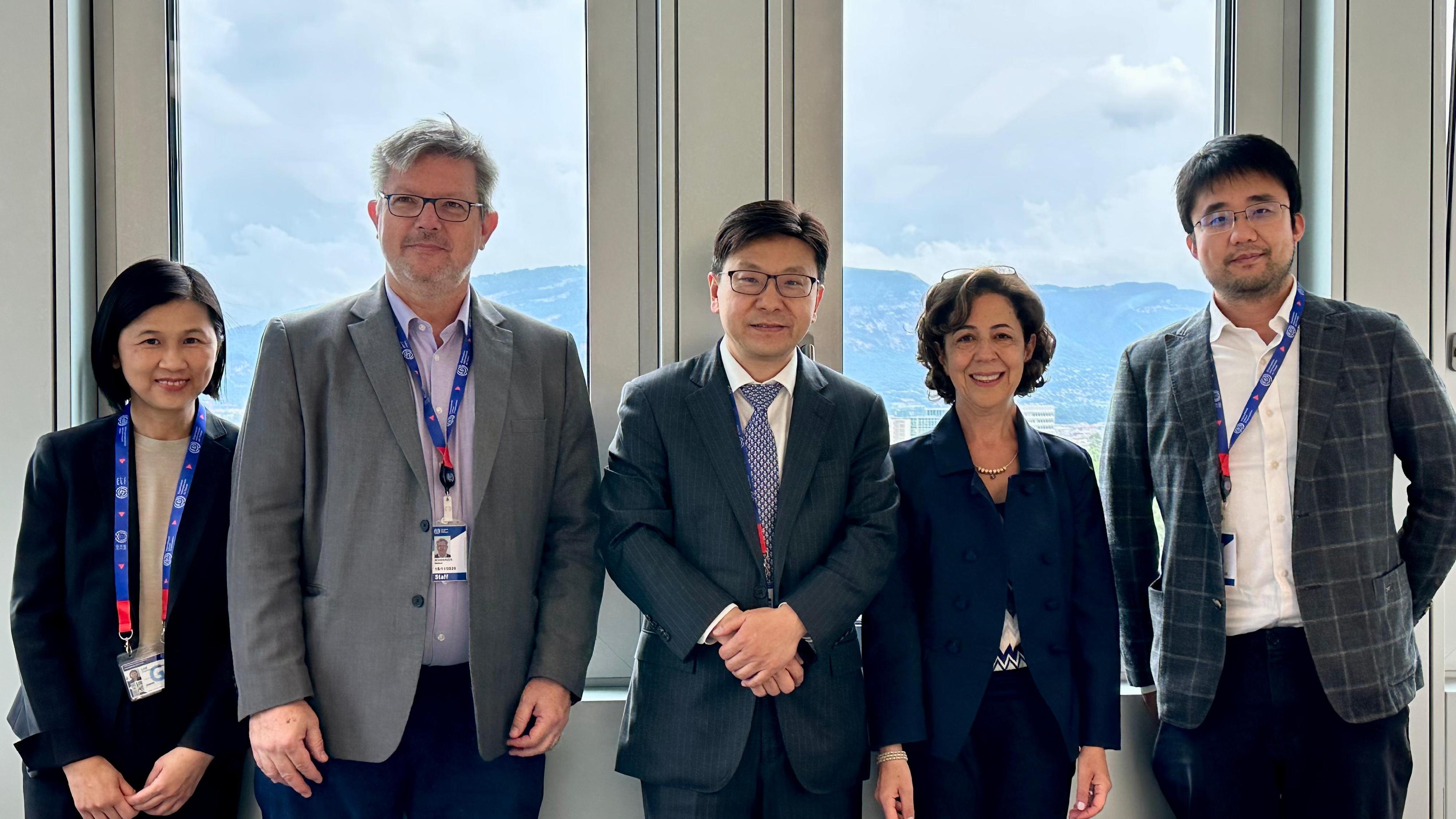 The Secretary for Labour and Welfare, Mr Chris Sun, arrived in Geneva, Switzerland, on June 4 (Geneva time) to attend the 113th Session of the International Labour Conference. Photo shows Mr Sun (centre) with the Director of the Universal Social Protection Department of the International Labour Organization, Ms Shahra Razavi (second right), after a bilateral meeting that afternoon.