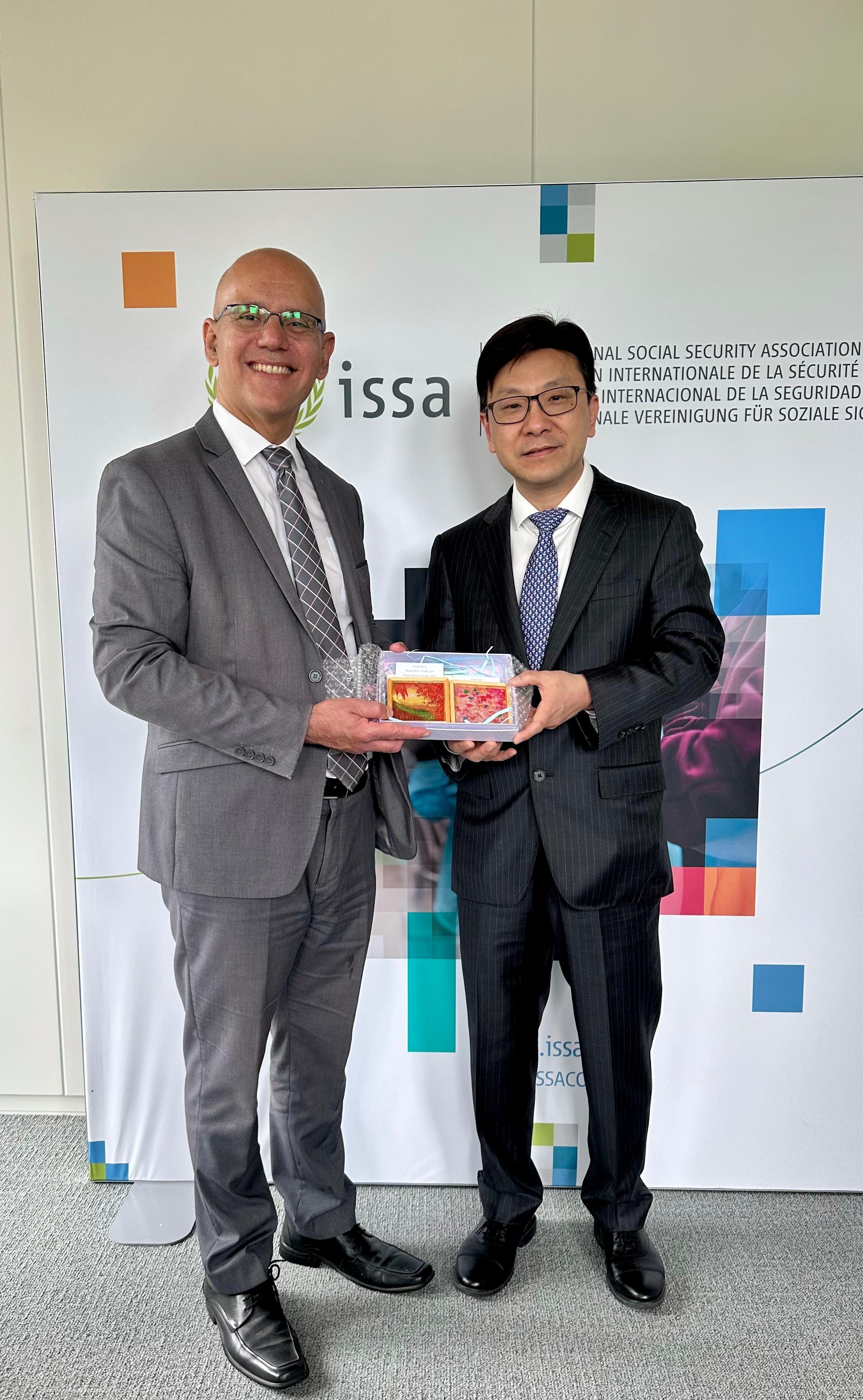 The Secretary for Labour and Welfare, Mr Chris Sun, arrived in Geneva, Switzerland, on June 4 (Geneva time) to attend the 113th Session of the International Labour Conference. Photo shows Mr Sun (right) presenting a souvenir handmade by persons with intellectual disabilities to the Secretary General of the International Social Security Association, Mr Marcelo Abi-Ramia Caetano (left), after a bilateral meeting on June 5 morning (Geneva time).