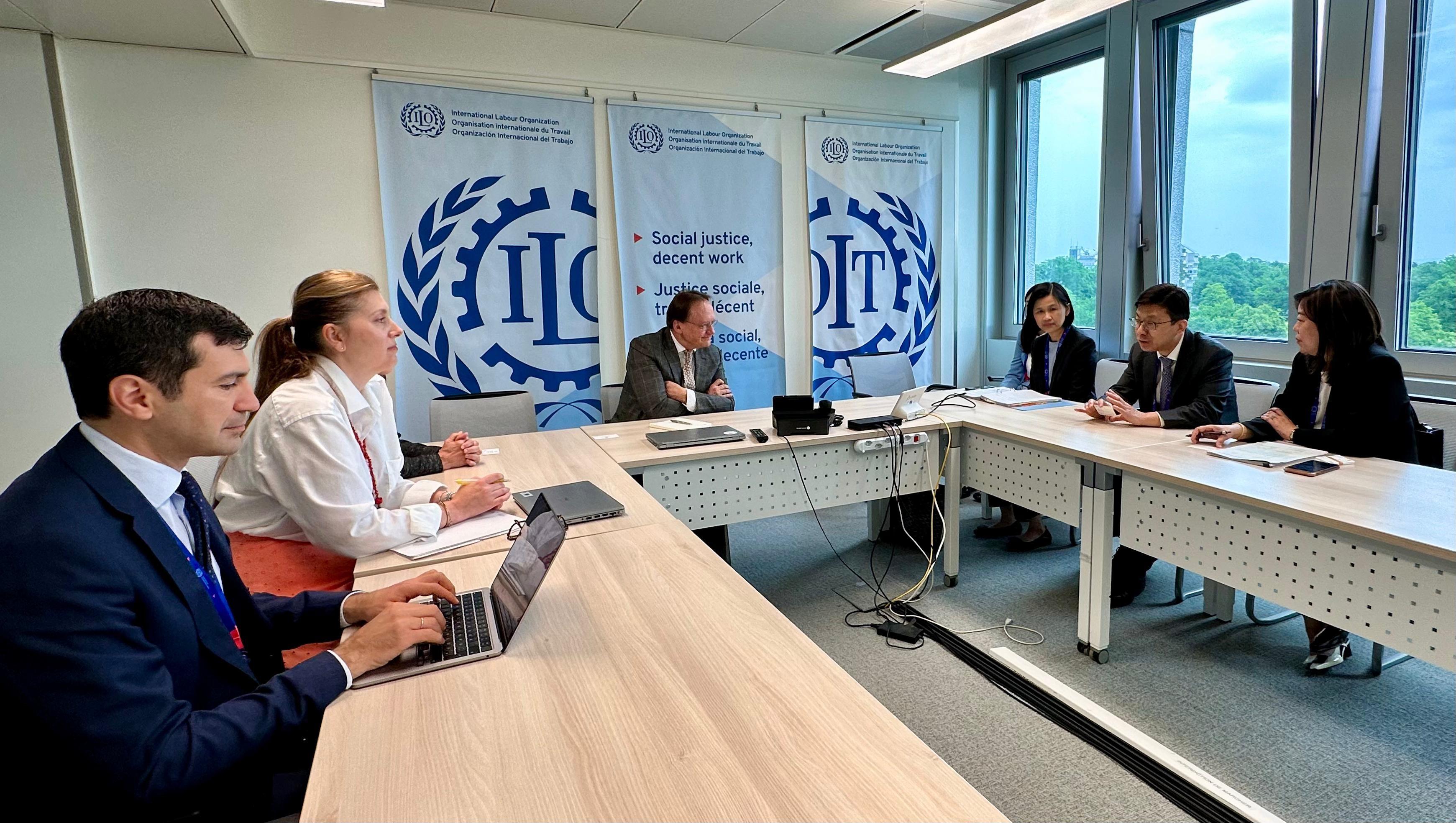 The Secretary for Labour and Welfare, Mr Chris Sun, arrived in Geneva, Switzerland, on June 4 (Geneva time) to attend the 113th Session of the International Labour Conference. Photo shows Mr Sun (second right); the Commissioner for Labour, Ms May Chan (first right); and the Assistant Commissioner for Labour (Development), Ms Catherine Law (third right), with the Senior Adviser of the International Labour Standards Department of the International Labour Organization, Mr Tim De Meyer (fourth left), in a bilateral meeting on June 6 morning (Geneva time).