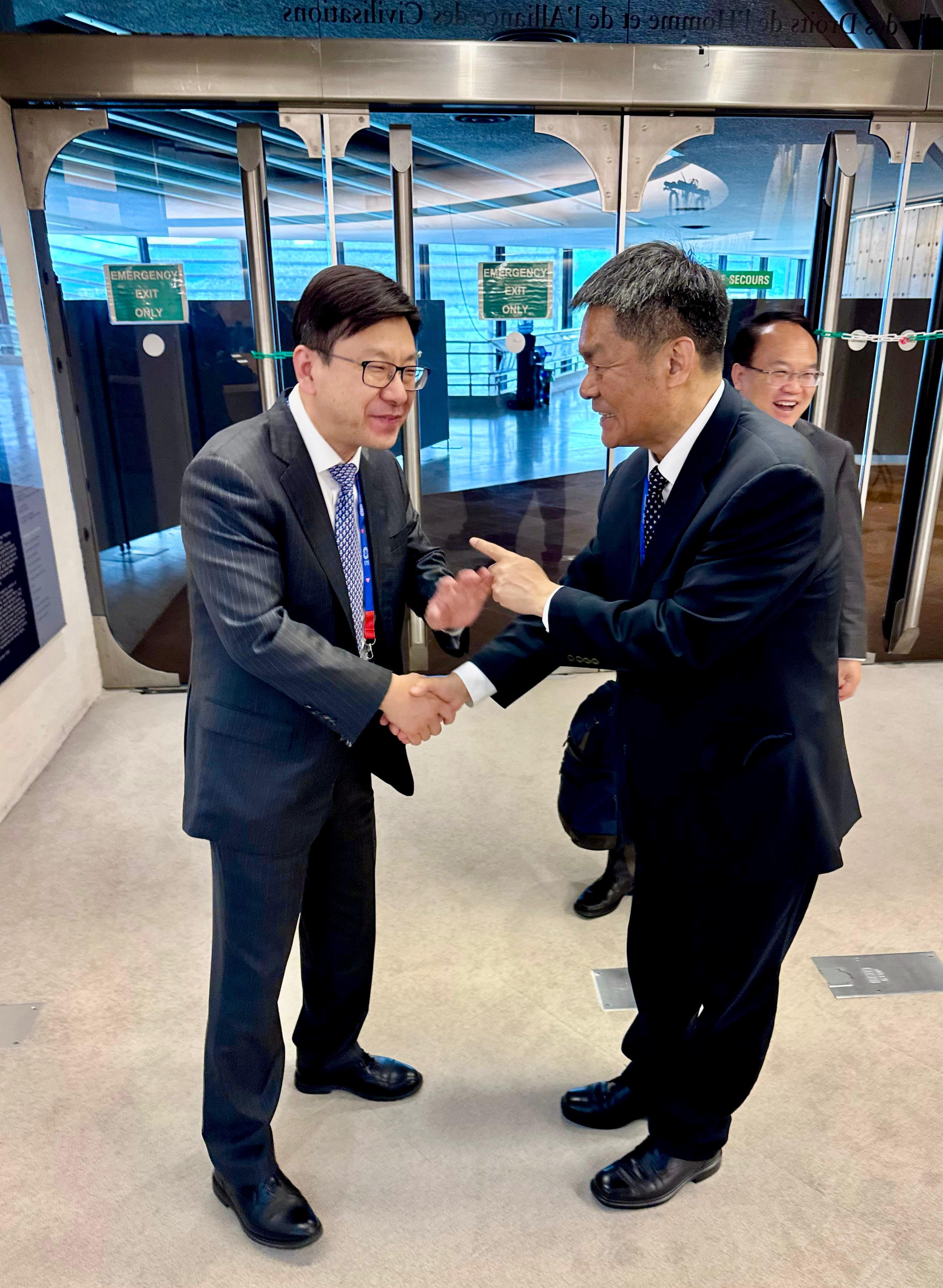 The Secretary for Labour and Welfare, Mr Chris Sun, arrived in Geneva, Switzerland, on June 4 (Geneva time) to attend the 113th Session of the International Labour Conference. Photo shows Mr Sun (left) meeting with Vice Minister of Human Resources and Social Security Mr Wu Xiuzhang (right), at the conference venue on June 6 afternoon (Geneva time).