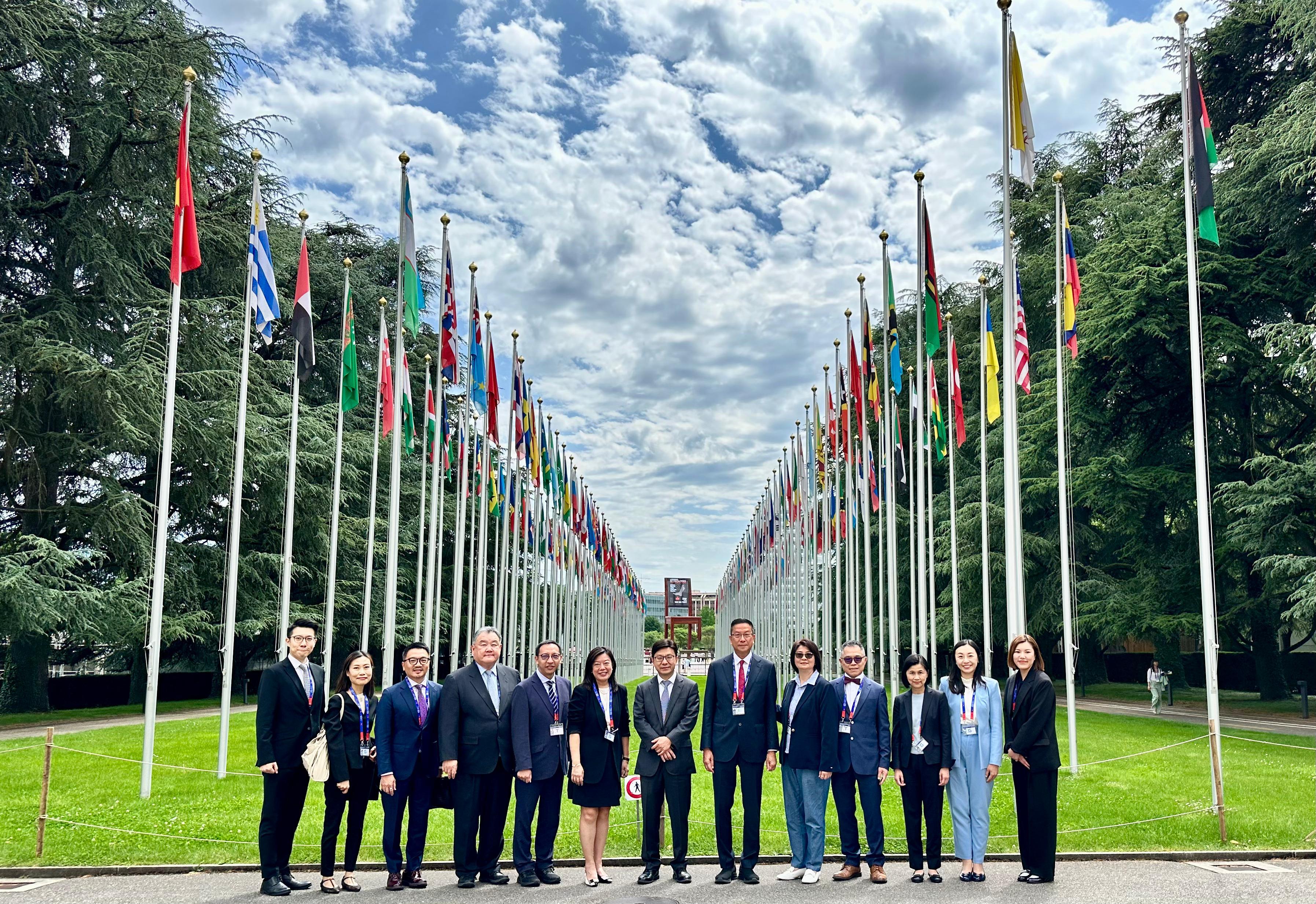The Secretary for Labour and Welfare, Mr Chris Sun, arrived in Geneva, Switzerland, on June 4 (Geneva time) to attend the 113th Session of the International Labour Conference (ILC). Photo shows Mr Sun (centre) with the Commissioner for Labour, Ms May Chan (sixth left), and employee and employer members of the Labour Advisory Board joining as representatives of the government, employer and employee of the Hong Kong Special Administrative Region as part of the delegation of the People's Republic of China at the United Nations headquarters attending the ILC on June 6 afternoon (Geneva time).