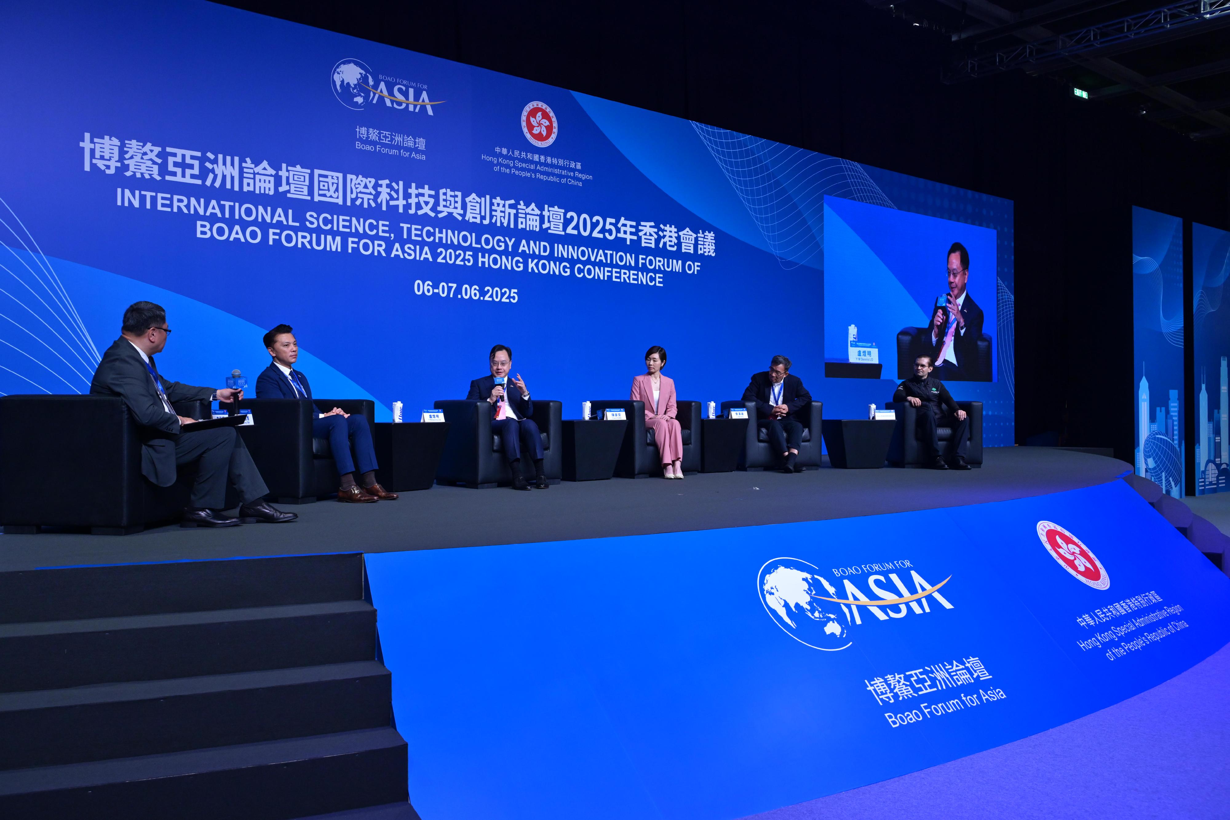 Co-organised by the Hong Kong Special Administrative Region Government and Boao Forum for Asia, the International Science, Technology and Innovation Forum of the Boao Forum for Asia 2025 Hong Kong Conference was held at the Hong Kong Convention and Exhibition Centre for two consecutive days (June 6 and 7). Photo shows guests exchanging views at the Hong Kong Forum today (June 7).
