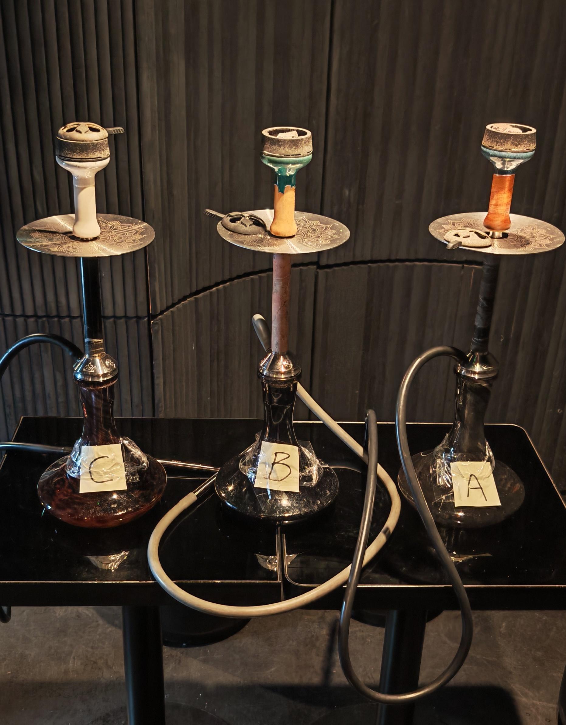 衞生署控煙酒辦公室（控煙酒辦）繼續嚴厲打擊禁煙區非法吸食水煙違法活動，昨晚（六月六日）派員到中環進行代號「菸滅」的行動，共發出五張定額罰款通知書。圖示控煙酒辦人員在行動中檢取的水煙。