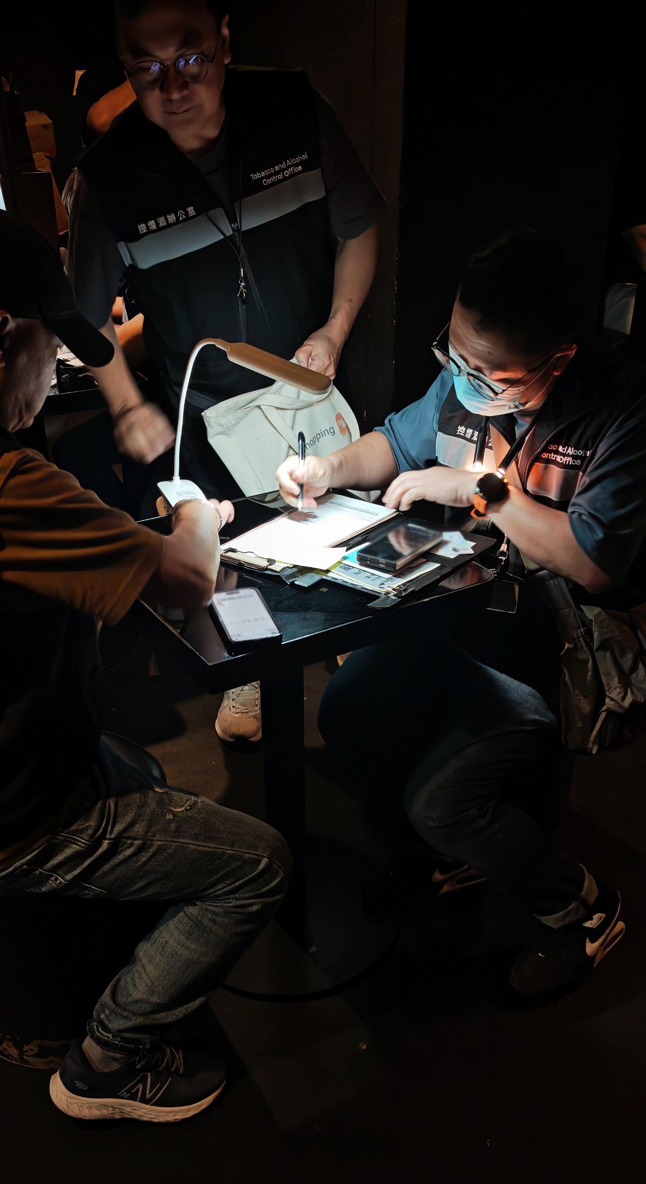 The Tobacco and Alcohol Control Office (TACO) of the Department of Health continued to clamp down on illegal waterpipe smoking in no smoking areas by conducting another enforcement operation, codenamed "Pipepurge", in Central last night (June 6) and issued a total of five fixed penalty notices (FPNs). Photo shows TACO officers issuing FPNs inside a bar.  