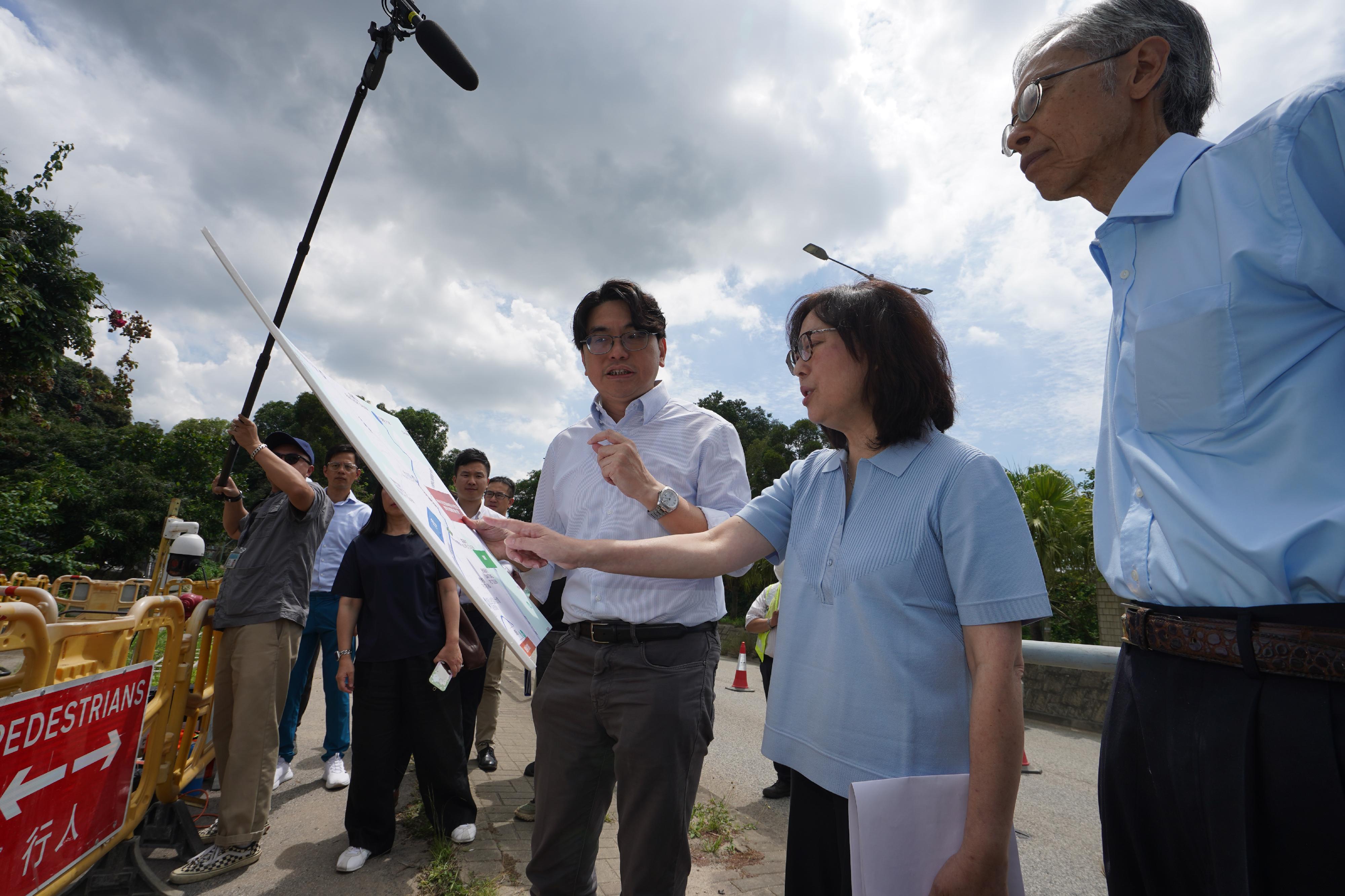 The Secretary for Development, Ms Bernadette Linn; the Director of Water Supplies, Mr Roger Wong; and the expert group of the Drinking Water Safety Advisory Committee inspected the fresh water supply network for Queen's Hill Estate and Shan Lai Court today (June 7). Photo shows Ms Linn (centre) being briefed by Mr Wong (left) on the fresh water supply network at Sha Tau Kok Road.
 
