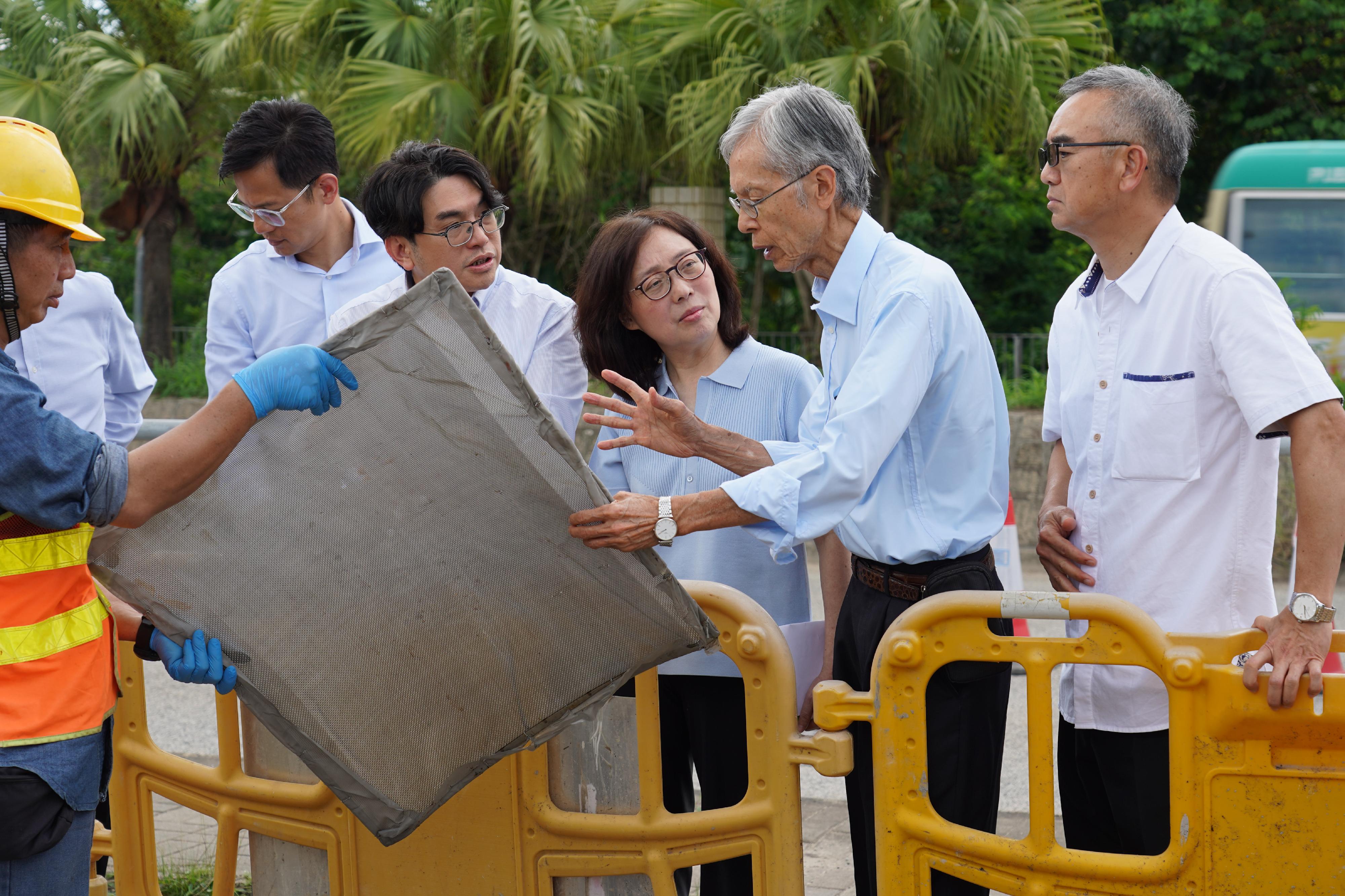 The Secretary for Development, Ms Bernadette Linn; the Director of Water Supplies, Mr Roger Wong; and the expert group of the Drinking Water Safety Advisory Committee inspected fresh water supply networks for Queen's Hill Estate and Shan Lai Court today (June 7). Photo shows Ms Linn (third right), Mr Wong (fourth right) and the members of the expert group inspecting the screen filter of the water pipe. 
