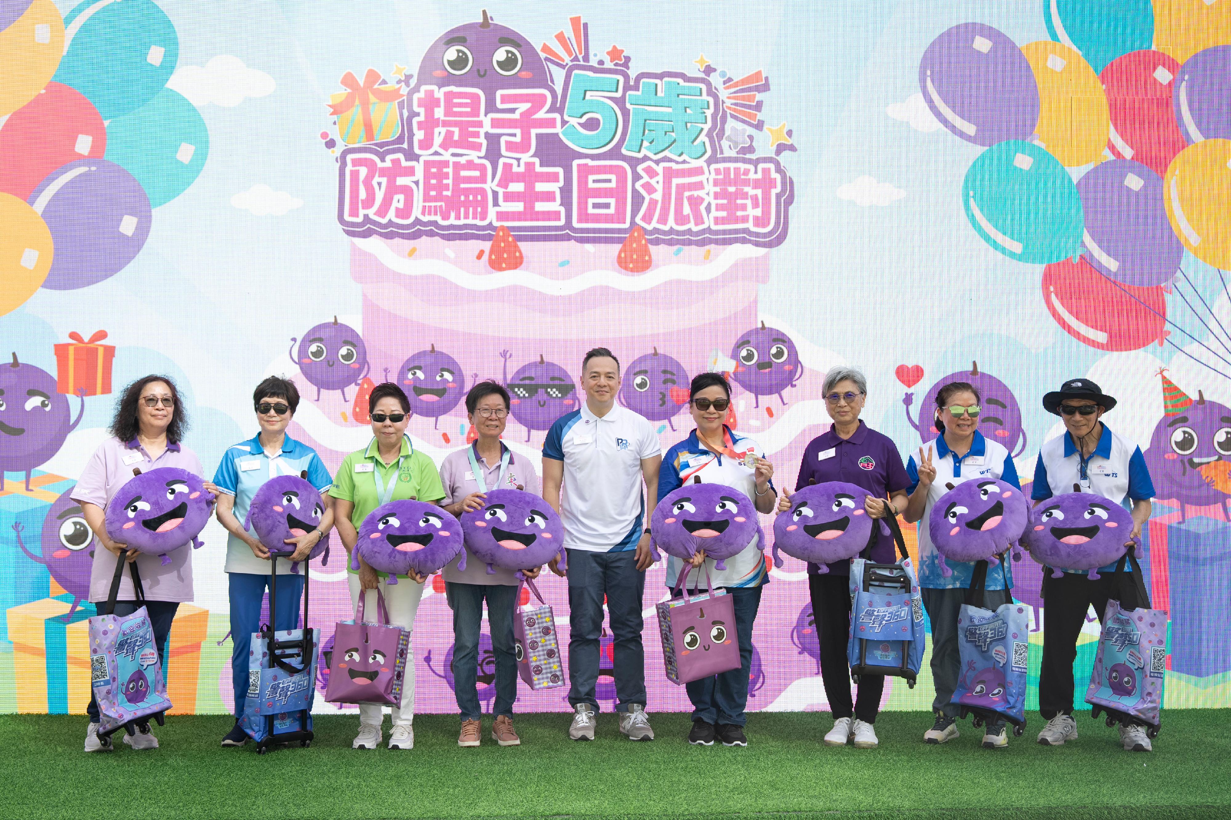 The Hong Kong Police Force organises the "The Little Grape’s 5th Anti-Scam Birthday Party" at the Harcourt Garden in Admiralty today (June 8). The Commissioner of Police, Mr Chow Yat-ming (fifth left), is pictured with the awardees of "The Little Grape Anti-Scam Tongue Twister Contest”.