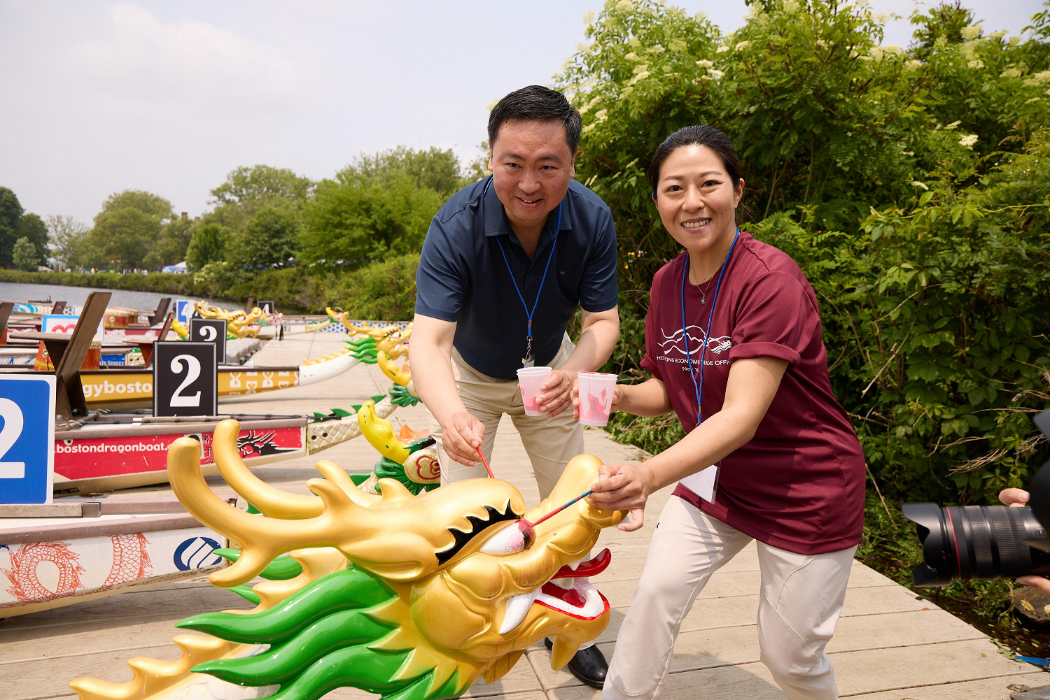 The 46th Boston Hong Kong Dragon Boat Festival was held on June 8 (Boston time). Picture shows the Director of the Hong Kong Economic and Trade Office, New York, Ms Maisie Ho (right), with the Consul General of the People’s Republic of China in New York, Mr Chen Li (left), dotting the eyes of the Brand Hong Kong dragonboat. 