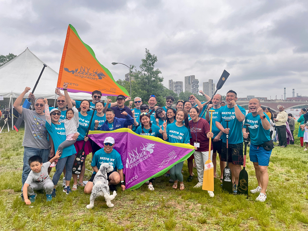 The dragon boat team of the Hong Kong Economic and Trade Office, New York DragonRiders, takes part in the 46th Boston Hong Kong Dragon Boat Festival on June 8 (Boston time). 