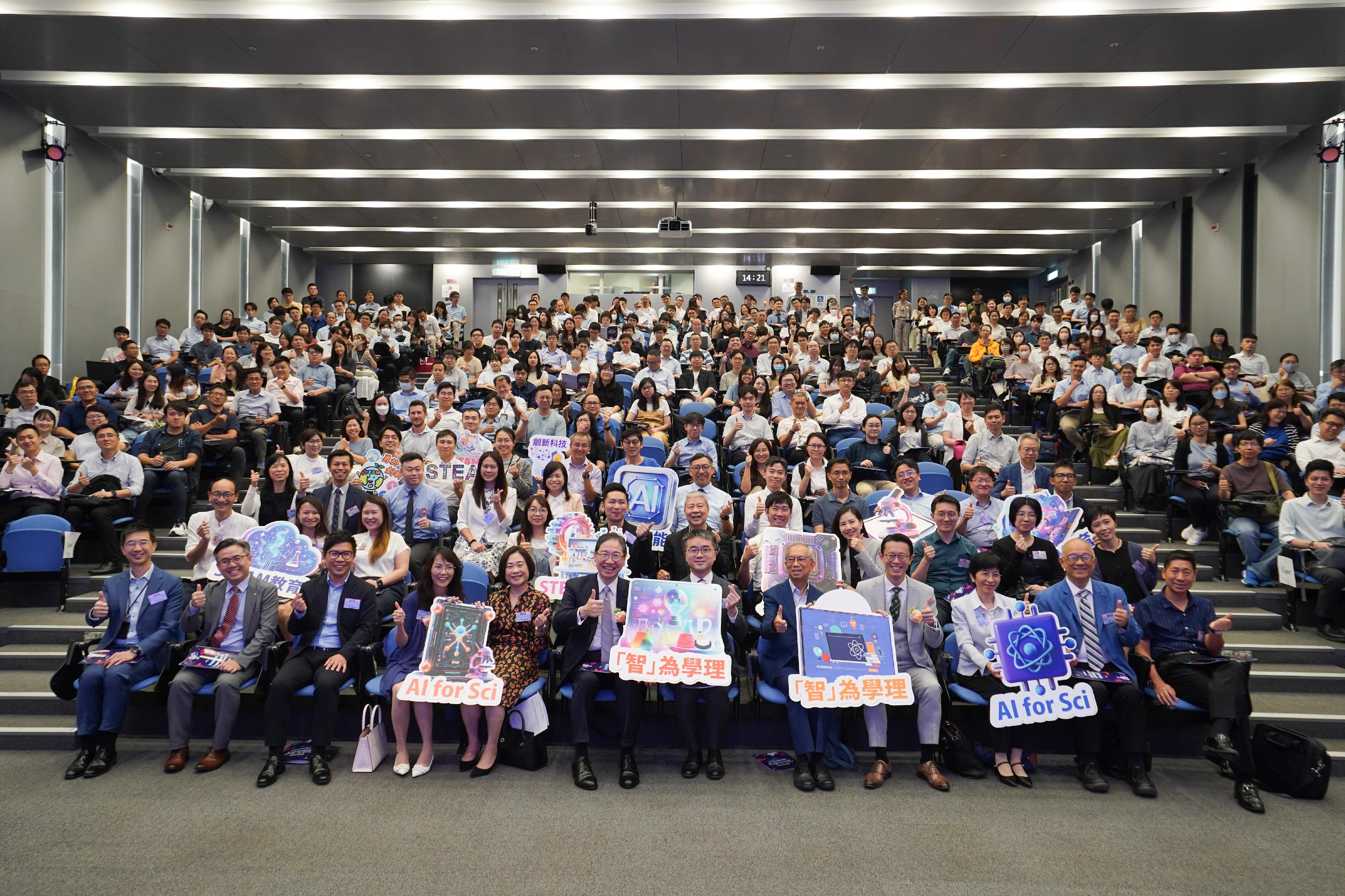 教育局今日（六月九日）舉辦「於初中科學科運用人工智能以提升教學效能」分享會及「『智』為學理」撥款計劃啓動儀式。圖為教育局副局長施俊輝博士（前排右六）與其他嘉賓和師生合照。