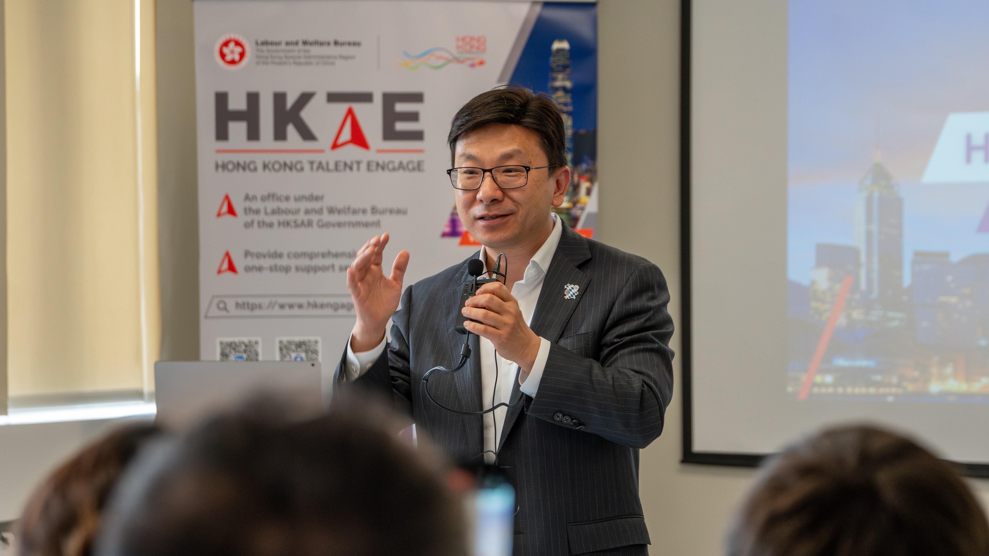 勞工及福利局局長孫玉菡六月八日（慕尼黑時間）在德國慕尼黑為香港人才服務辦公室與當地青年創業組織合辦的創科創業提案大賽擔任頒獎典禮主禮嘉賓。圖示孫玉菡為大賽致辭。