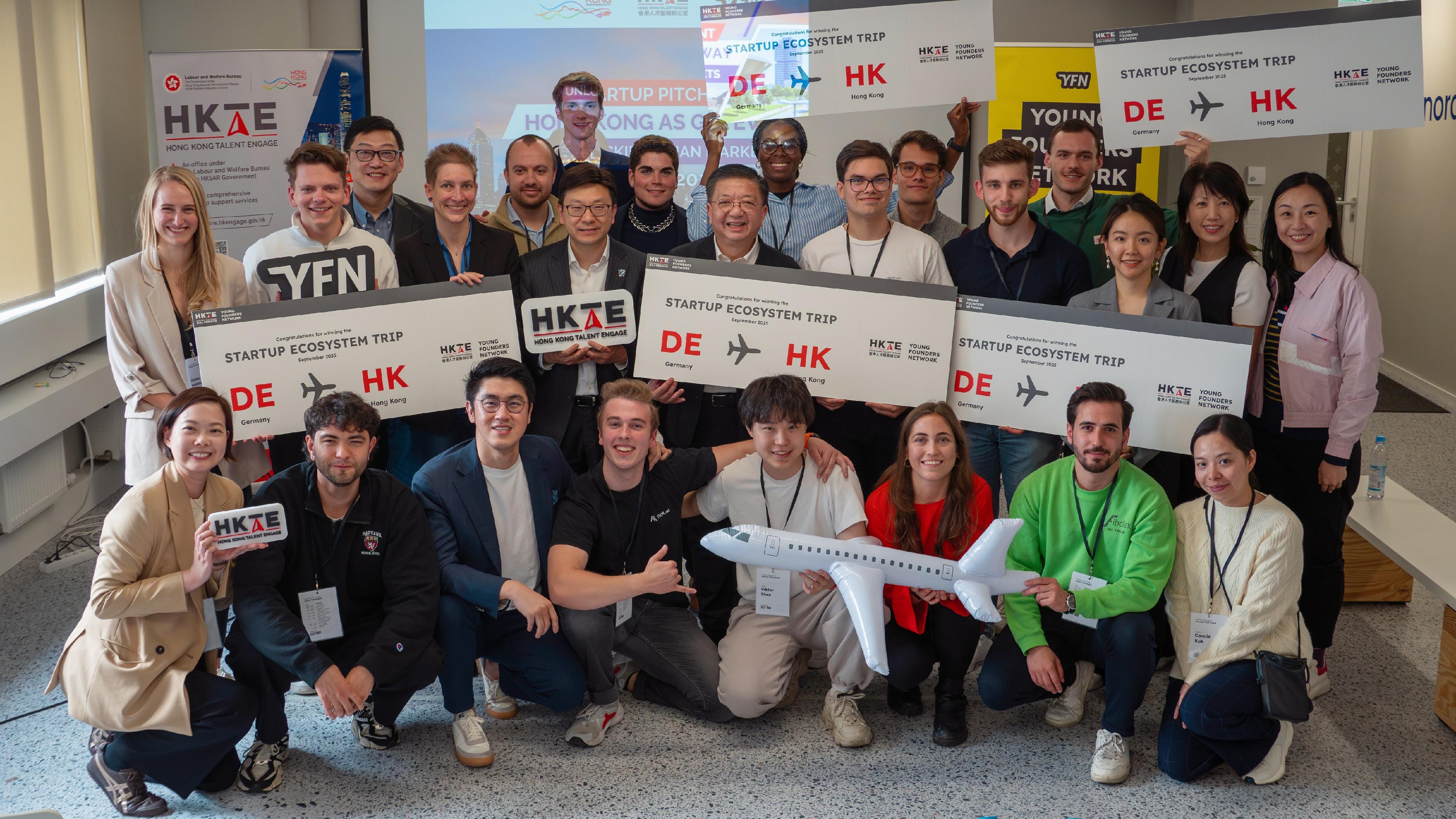 The Secretary for Labour and Welfare, Mr Chris Sun, officiated at the prize presentation ceremony of a pitch event co-organised by the Hong Kong Talent Engage (HKTE) and a local youth entrepreneurship organisation in Munich, Germany on June 8 (Munich time). Photo shows Mr Sun (second row, fourth left) and the Director of HKTE, Mr Anthony Lau (second row, fifth left), posing for a group photo with the judging panel of the finals and winners.
