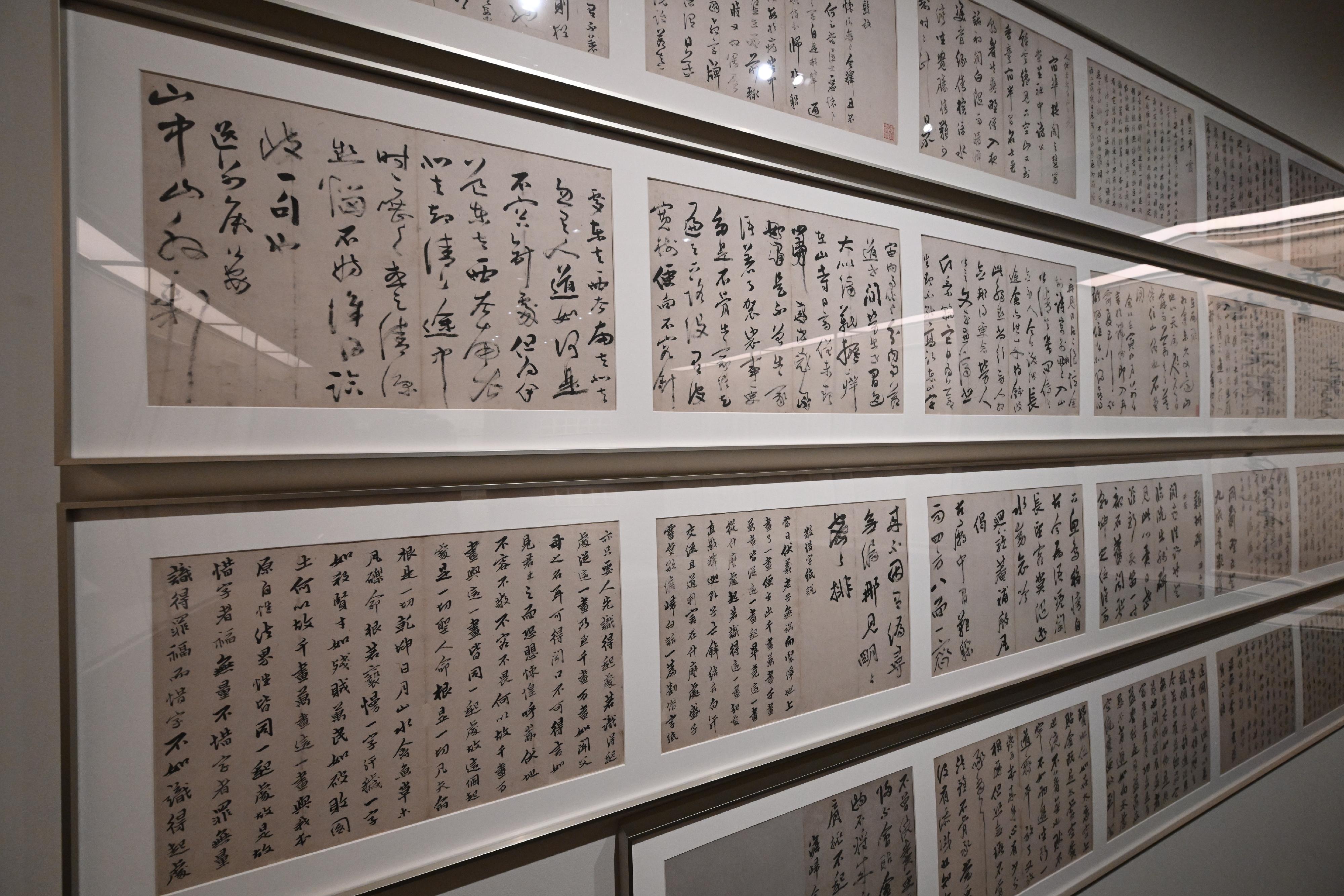 「香江藏珍──香港三大古書畫收藏」展覽開幕典禮今日（六月十日）在香港藝術館舉行。圖示明末清初書畫家今釋的《行草書詩文冊》三十一開冊。（香港藝術館至樂樓藏品）

