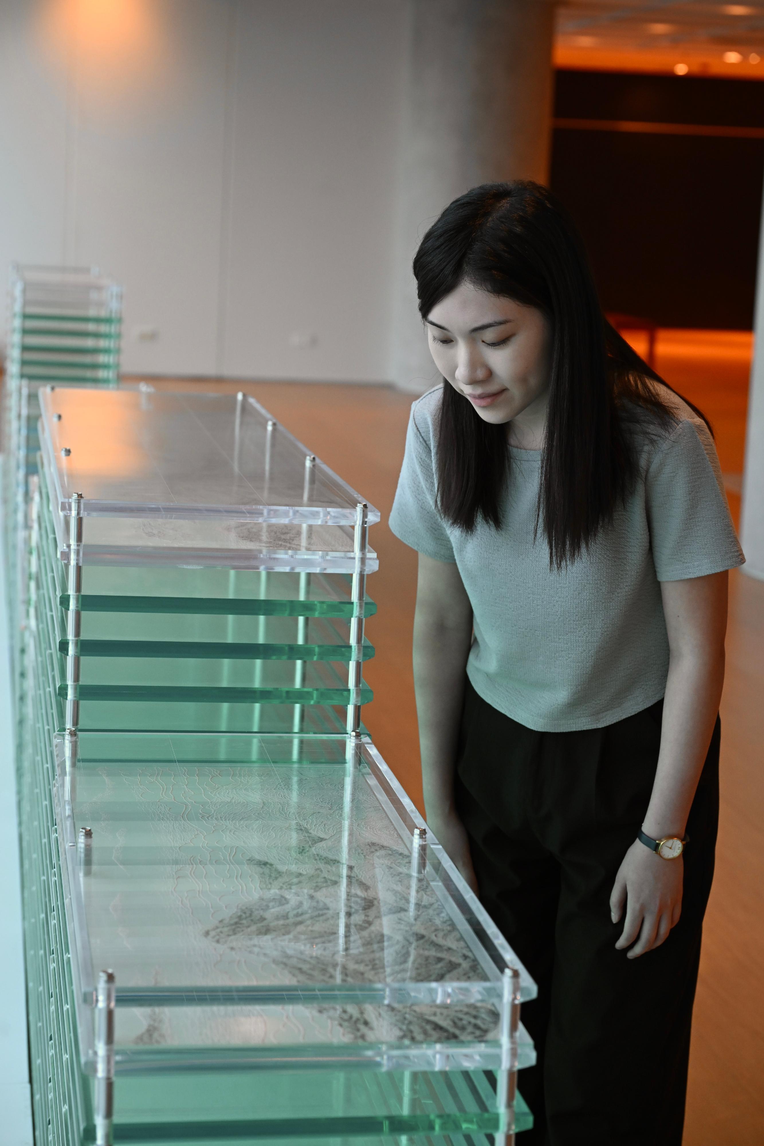 「香江藏珍──香港三大古書畫收藏」展覽開幕典禮今日（六月十日）在香港藝術館舉行。圖示香港藝術家邱榮豐裝置作品《蜃曲》 。






