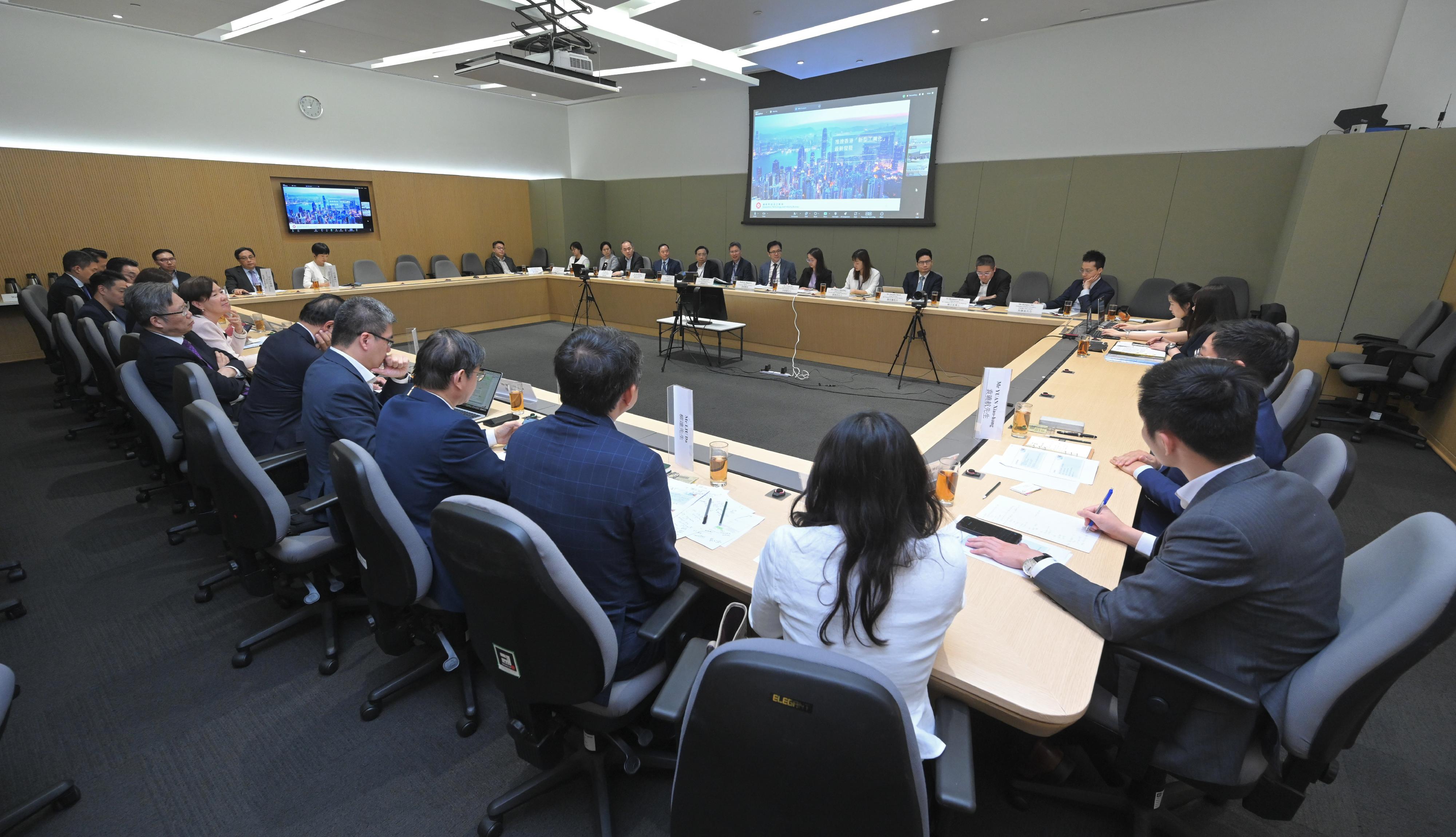 創新科技與產業發展委員會今日（六月十日）舉行第六次會議，委員聽取了政府當局簡介香港新型工業化方面的重點措施及最新進展，並就相關措施給予意見。