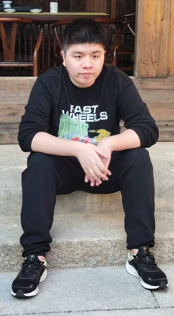 Lin Haowen, aged 23, is about 1.8 metres tall, around 95 kilograms in weight and of medium build. He has a round face with yellow complexion and short straight black hair. He was last seen wearing a black T-shirt, black shorts and white shoes.
