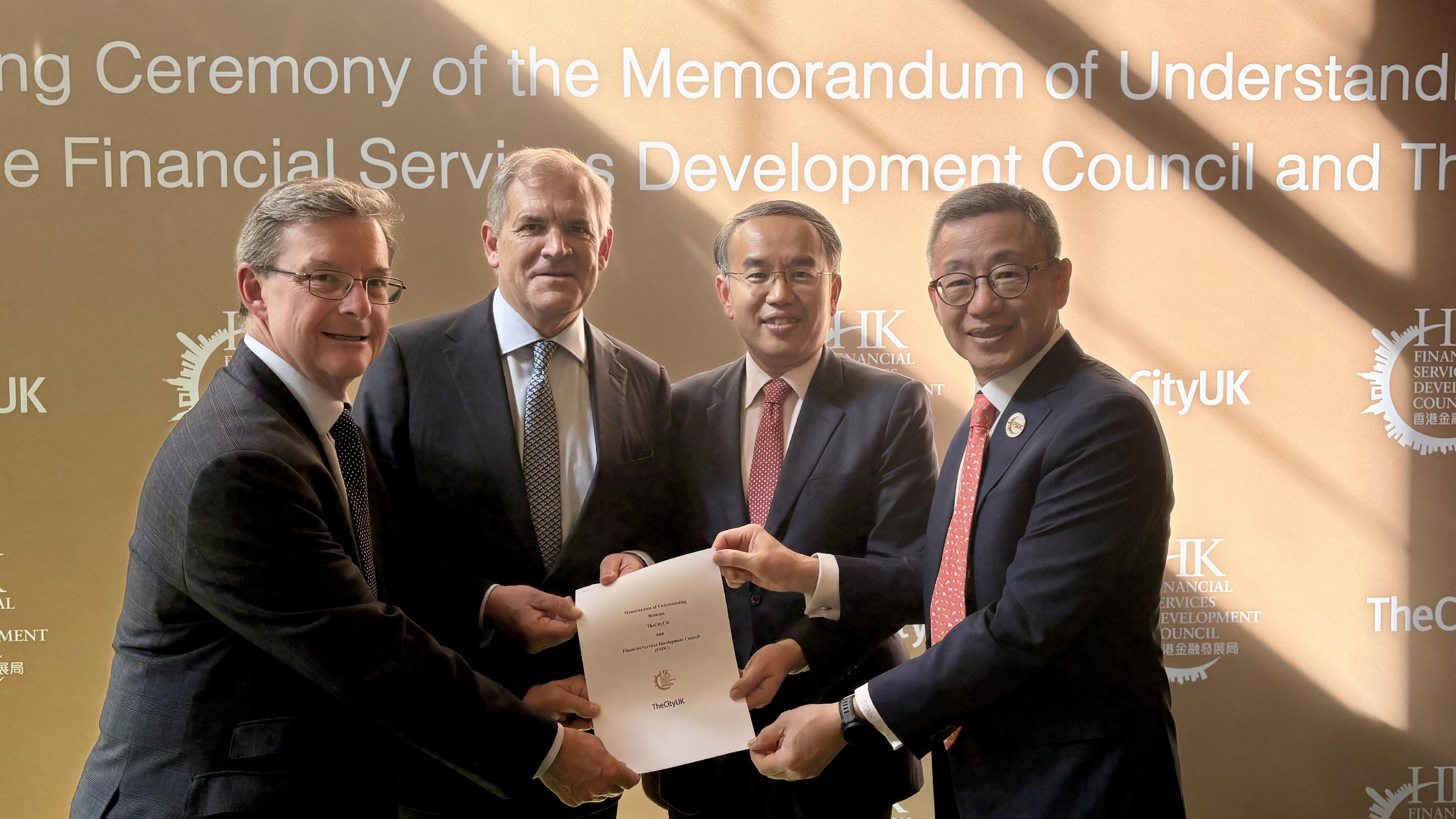 The Secretary for Financial Services and the Treasury, Mr Christopher Hui (second right), together with the Leadership Council Chair of TheCityUK, Mr Bruce Carnegie-Brown (second left), witnessed the signing of a memorandum of understanding (MOU) between the Financial Services Development Council (FSDC) and TheCityUK in London, the United Kingdom, on June 10 (London time). The MOU was signed by the Executive Director of the FSDC, Dr King Au (first right), and the Managing Director for Public Affairs, Policy and Research of TheCityUK, Mr John Godfrey (first left).