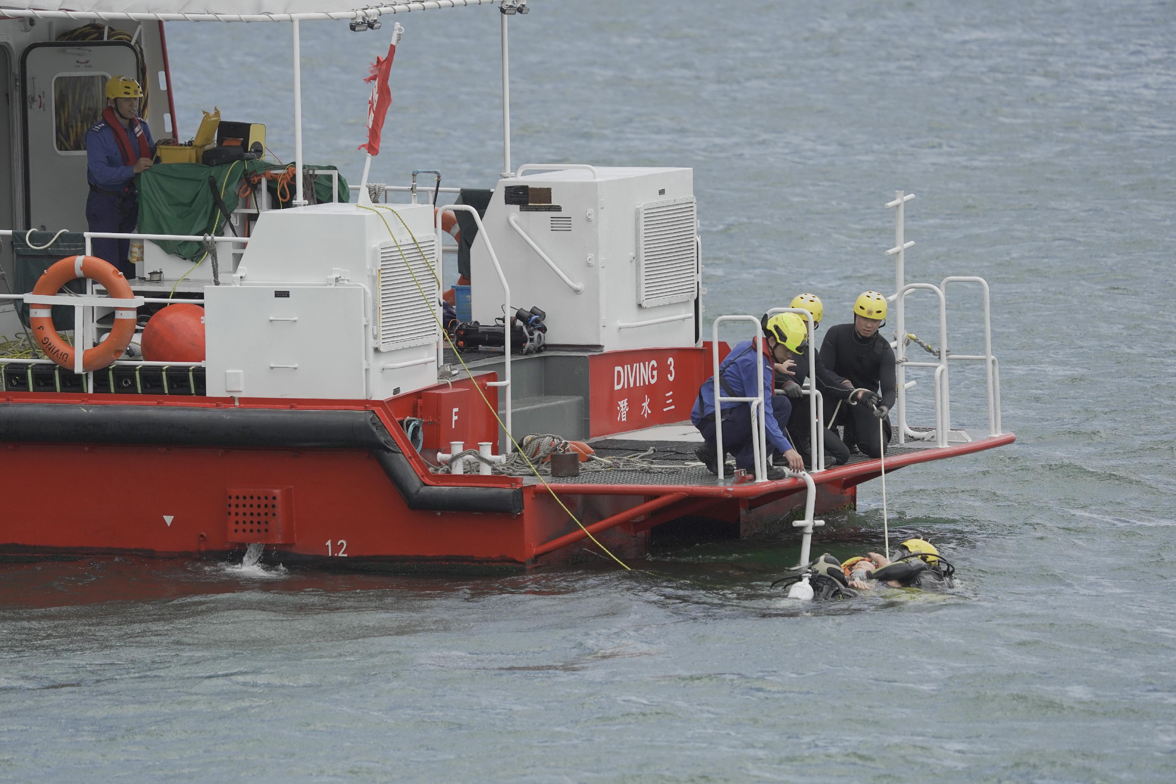 The Marine Department, in collaboration with the search and rescue (SAR) agencies in Guangdong and Macao as well as several Hong Kong government departments, smoothly conducted a joint maritime SAR exercise in the waters off Ha Mei Wan, Lamma Island, today (June 11). Photo shows SAR personnel rescuing a missing passenger who fell overboard from the cross-boundary high-speed passenger ferry.