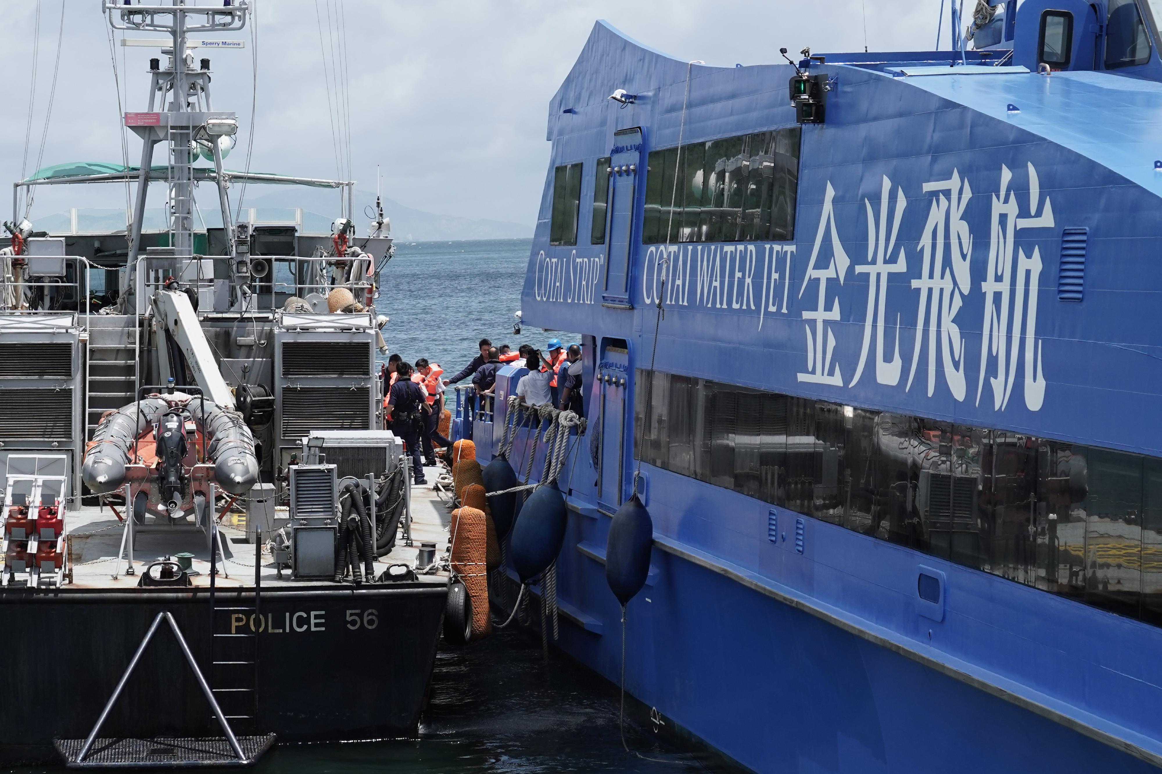 海事處今日（六月十一日）聯同粵澳搜救單位以及香港多個政府部門，在南丫島下尾灣對開海面順利完成海上搜索及救援演習。圖示救援人員協助乘客從涉事的跨境高速客輪上撤離。