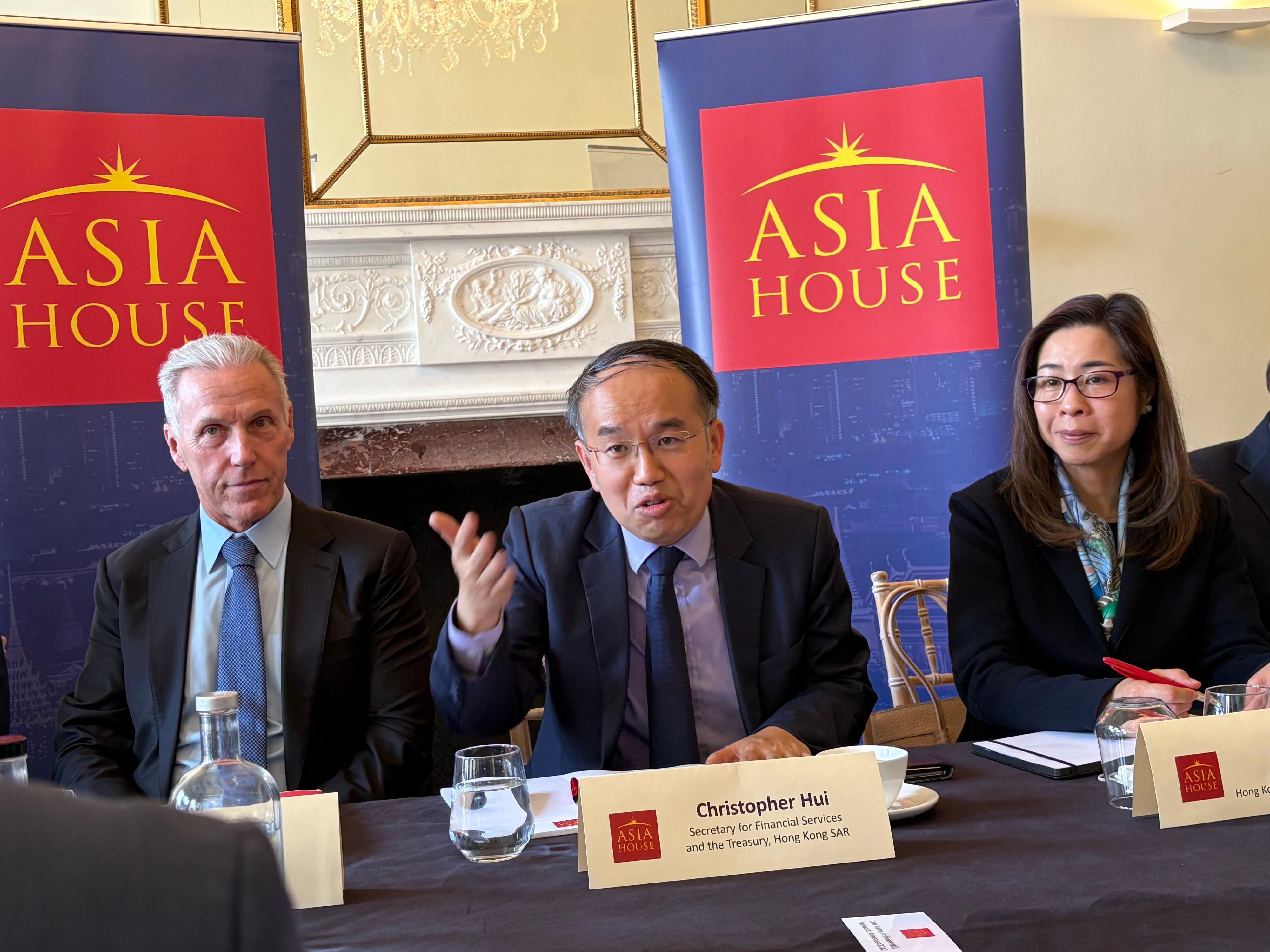 The Secretary for Financial Services and the Treasury, Mr Christopher Hui (centre), gave members of a British independent think-tank, Asia House, an introduction on the latest financial developments in Hong Kong, and answered their questions at a members briefing in London, the United Kingdom, on June 9 (London time). Next to him are the Chief Executive of Asia House, Mr Michael Lawrence (left), and the Director-General of the Hong Kong Economic and Trade Office, London, Miss Fiona Chau (right).