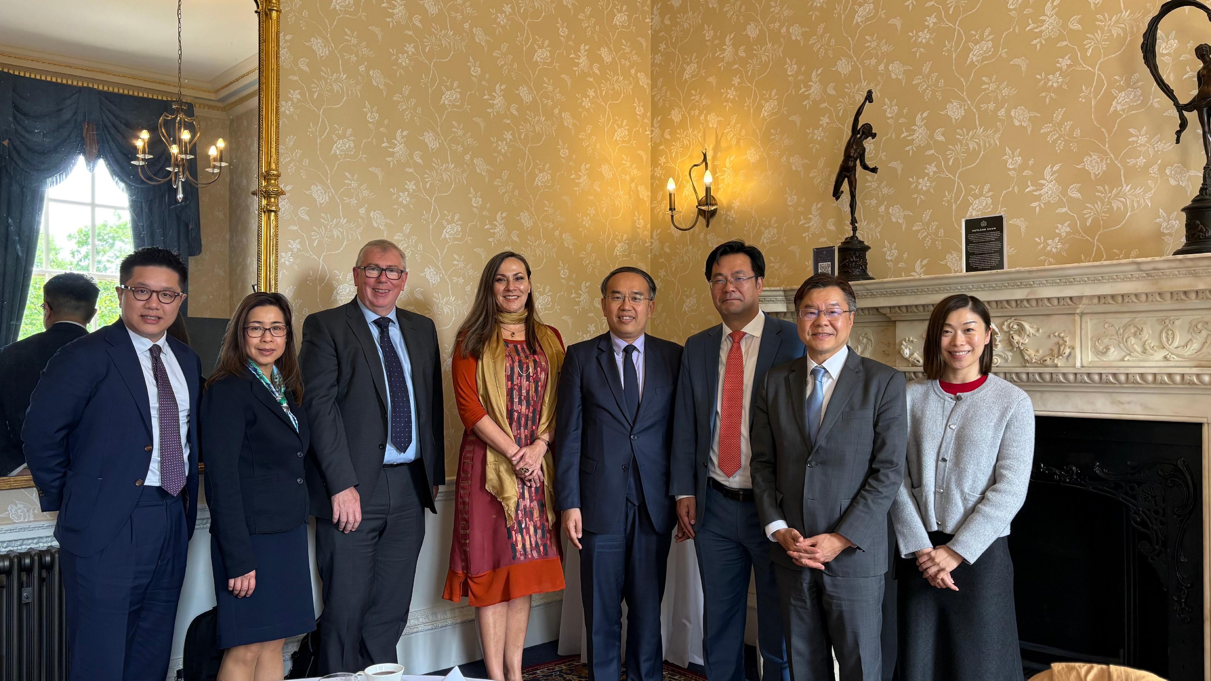 The Secretary for Financial Services and the Treasury, Mr Christopher Hui, had a lunch meeting with representatives of the ICBC Standard Bank in London, the United Kingdom, on June 9 (London time). Mr Hui (fourth right) is pictured with the Chief Executive Officer of the ICBC Standard Bank, Mr Wang Wenbin (third right), and other senior management. Also attending is the Director-General of the Hong Kong Economic and Trade Office, London, Miss Fiona Chau (second left).