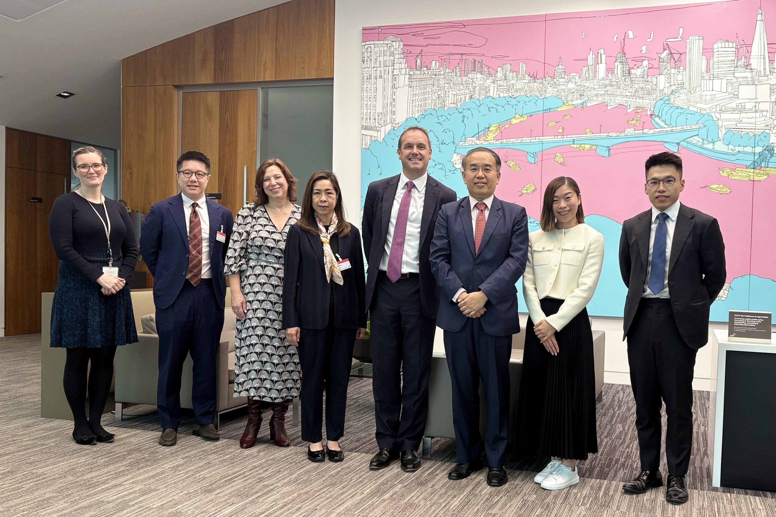 The Secretary for Financial Services and the Treasury, Mr Christopher Hui (third right), met the Chief Markets Officer of the PwC UK, Mr Carl Sizer (fourth right), in London, the United Kingdom, on June 10 (London time). Also joining the meeting was the Director-General of the Hong Kong Economic and Trade Office, London, Miss Fiona Chau (fourth left).