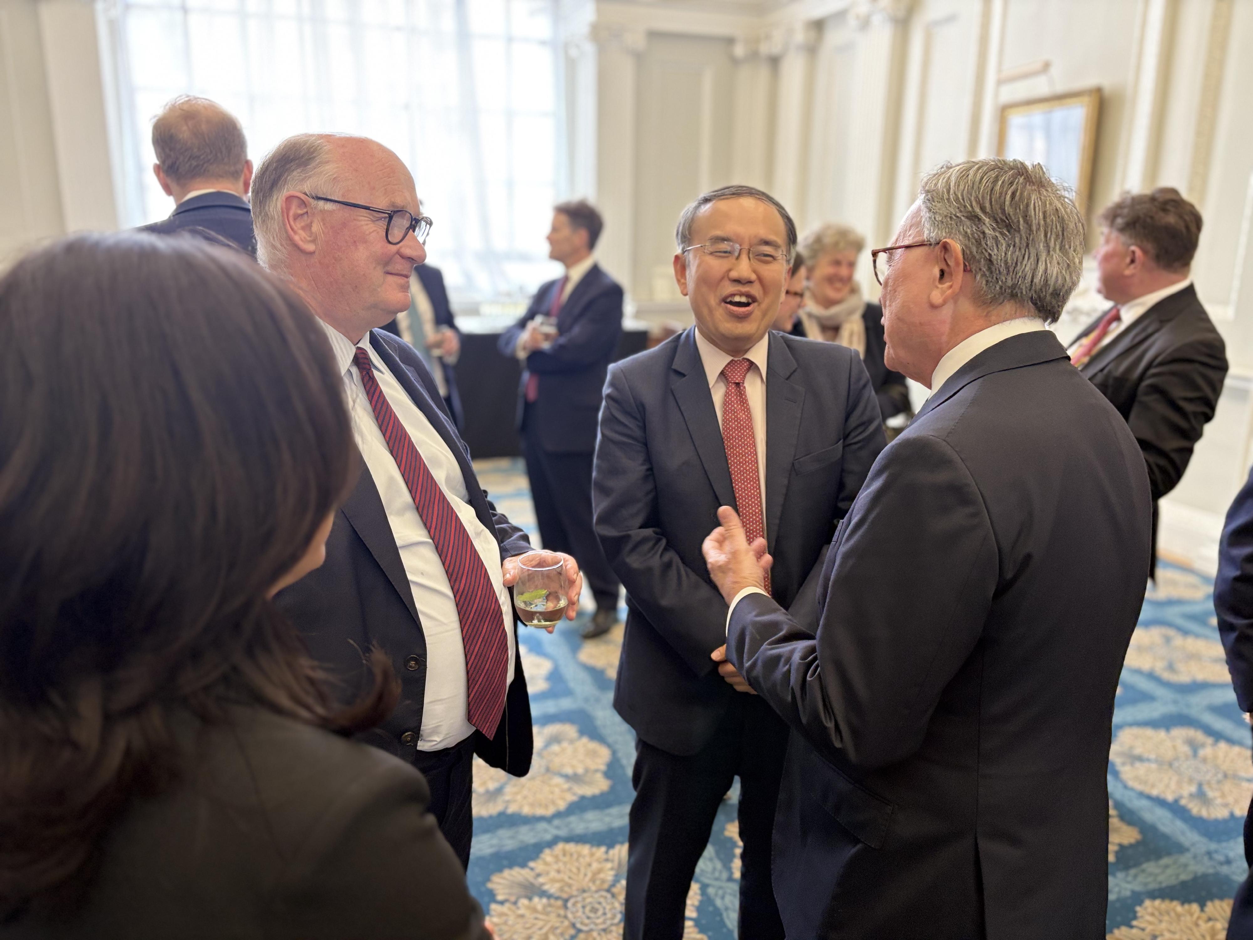 The Secretary for Financial Services and the Treasury, Mr Christopher Hui (second right), chats with members of the Hong Kong Association at its membership luncheon held in London, the United Kingdom, on June 10 (London time).
