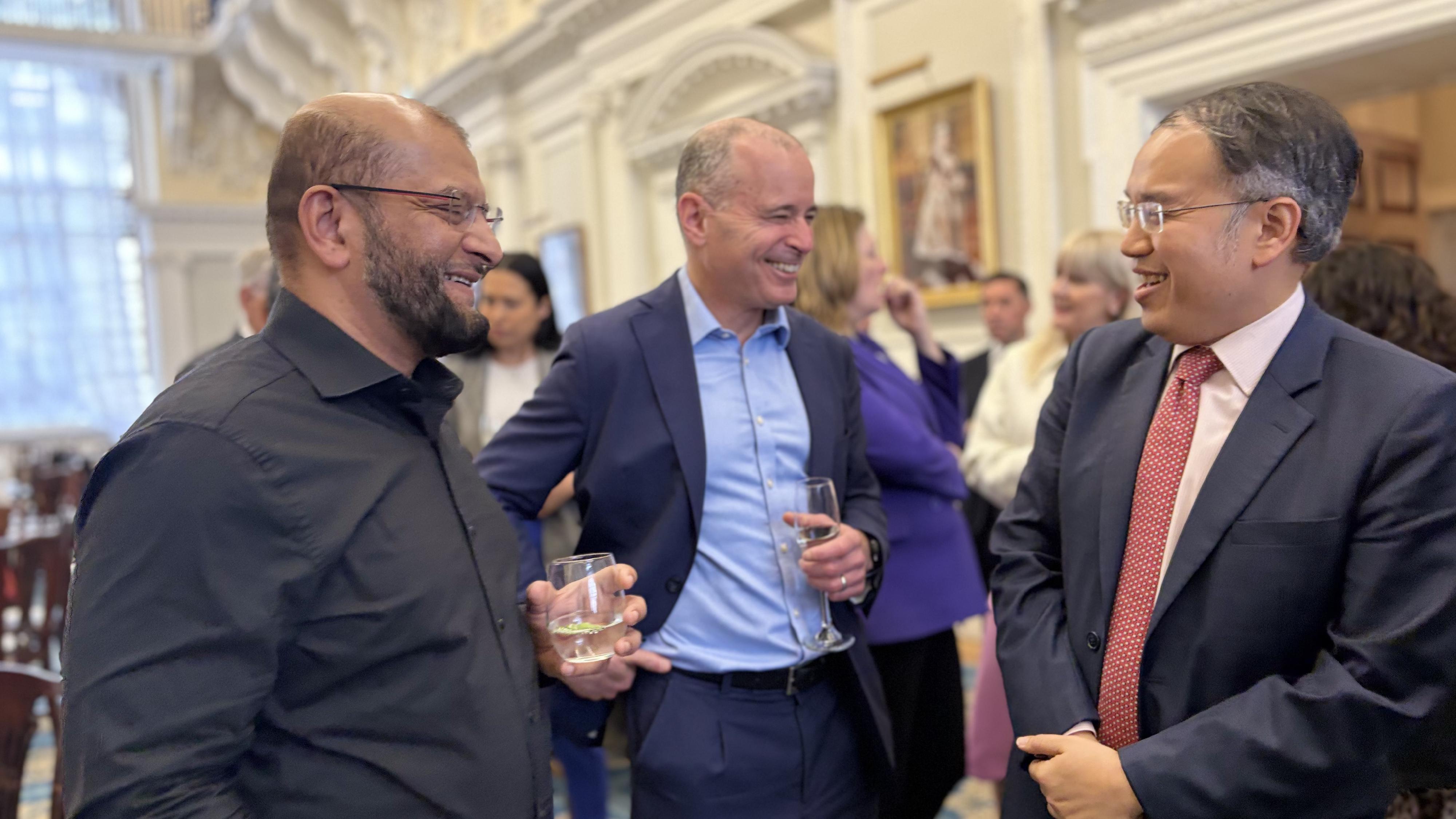 The Secretary for Financial Services and the Treasury, Mr Christopher Hui (first right), chats with members of the Hong Kong Association at its membership luncheon held in London, the United Kingdom, on June 10 (London time).