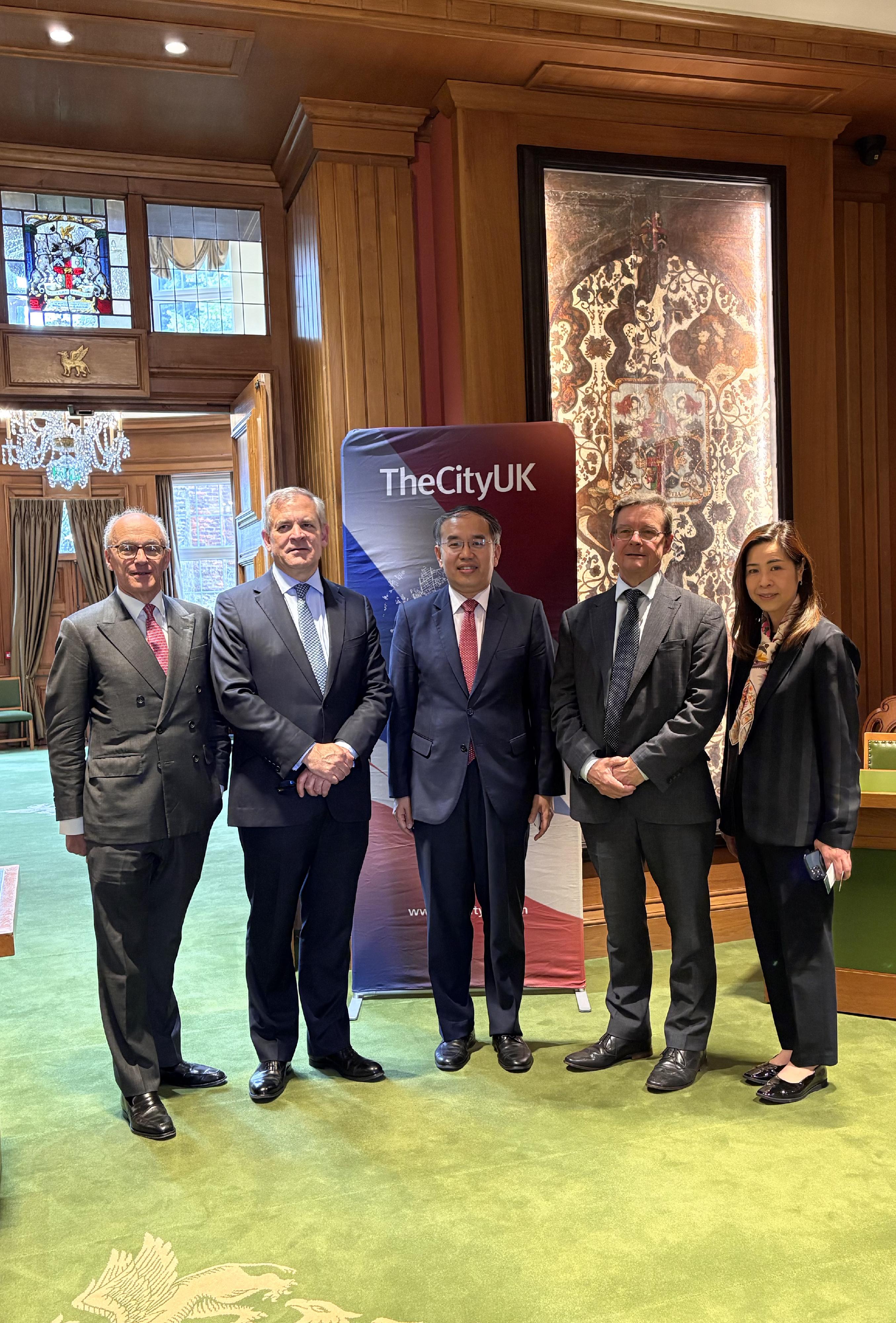 The Secretary for Financial Services and the Treasury, Mr Christopher Hui, attended a roundtable orgranised by TheCityUK in London, the United Kingdom, on June 10 (London time). Before the meeting, Mr Hui (centre) is pictured with the Chair of TheCityUK China Market Advisory Group and President of the China-Britain Business Council, the Lord James Sassoon (first left); the Leadership Council Chair of TheCityUK, Mr Bruce Carnegie-Brown (second left); the Managing Director of Public Affairs, Policy and Research of TheCityUK, Mr John Godfrey (second right); and the Director-General of the Hong Kong Economic and Trade Office, London, Miss Fiona Chau (first right).