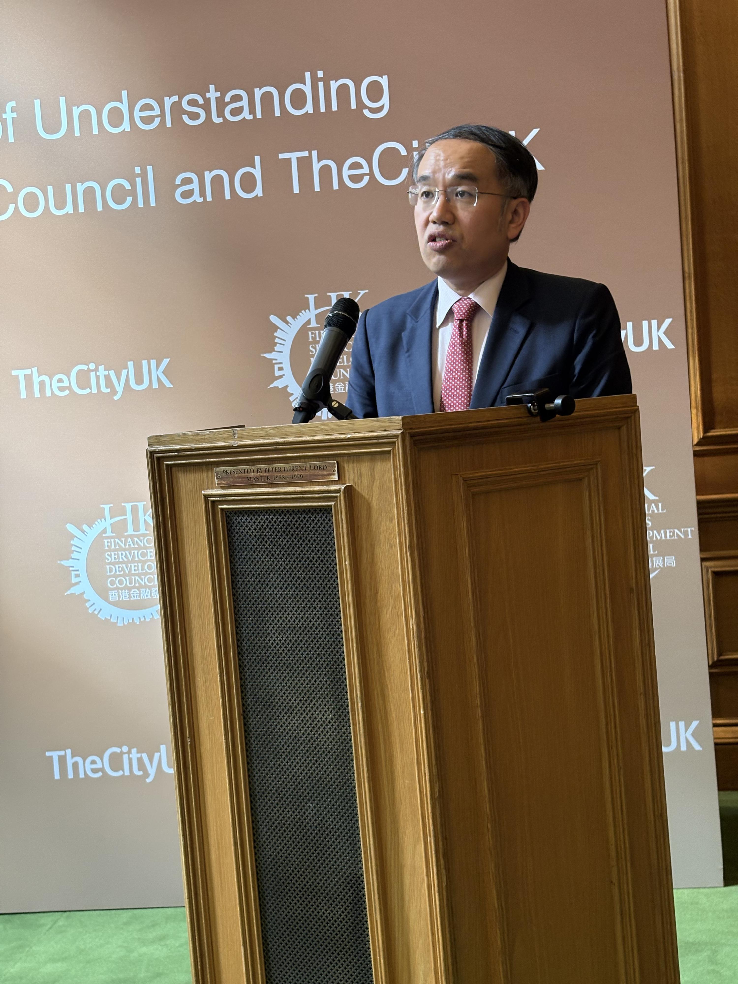 The Secretary for Financial Services and the Treasury, Mr Christopher Hui, attended the signing ceremony of a memorandum of understanding between the Financial Services Development Council and TheCityUK in London, the United Kingdom, on June 10 (London time). Photo shows Mr Hui congratulating the two parties in establishing a partnership for collaboration on strengthening financial co-operation between Hong Kong and the United Kingdom.
