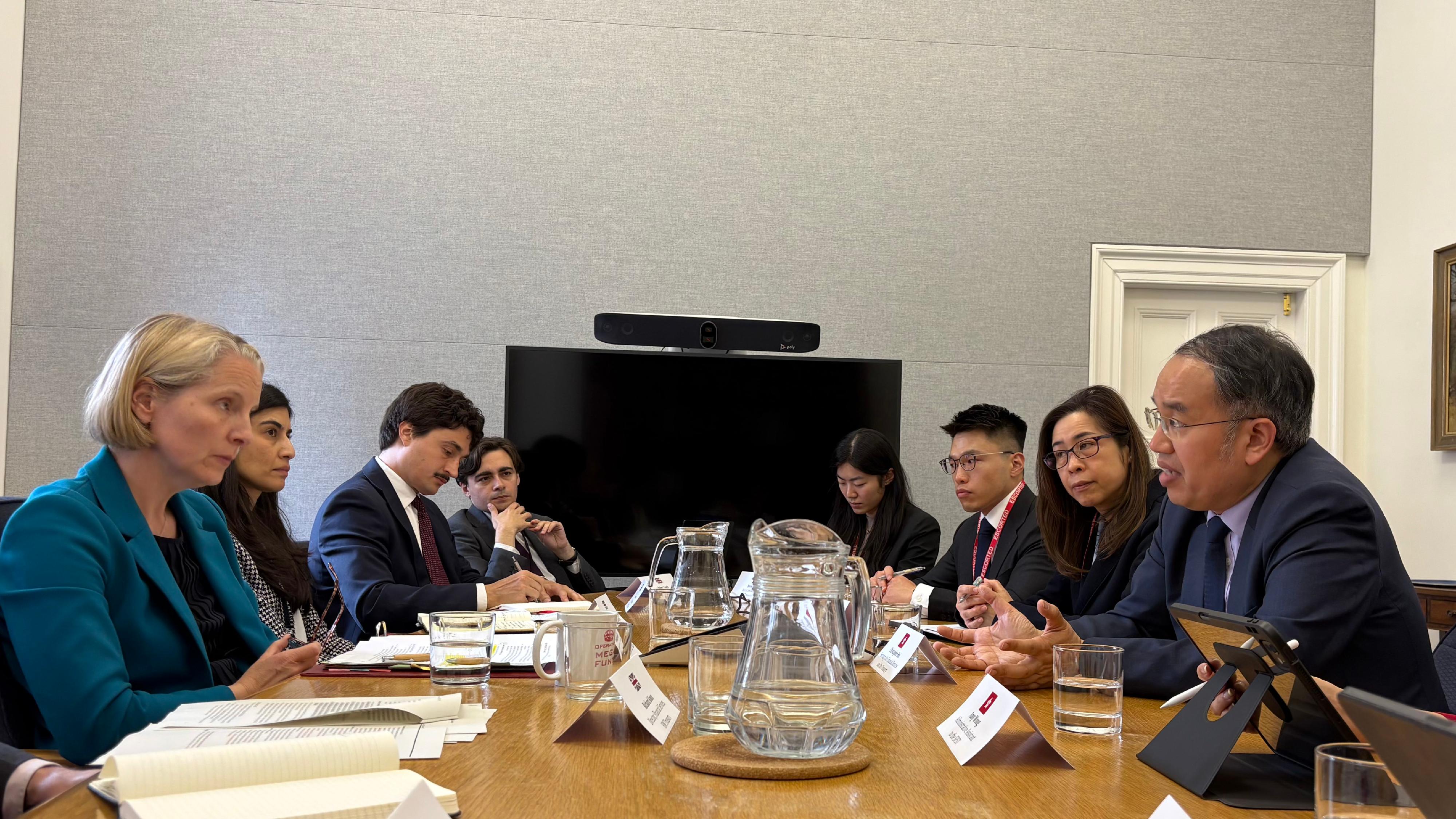 財經事務及庫務局局長許正宇（右一）六月九日（倫敦時間）於英國倫敦與英國財政部經濟事務秘書Emma Reynolds（左一）會面。旁為香港駐倫敦經濟貿易辦事處處長周雪梅（右二）。
