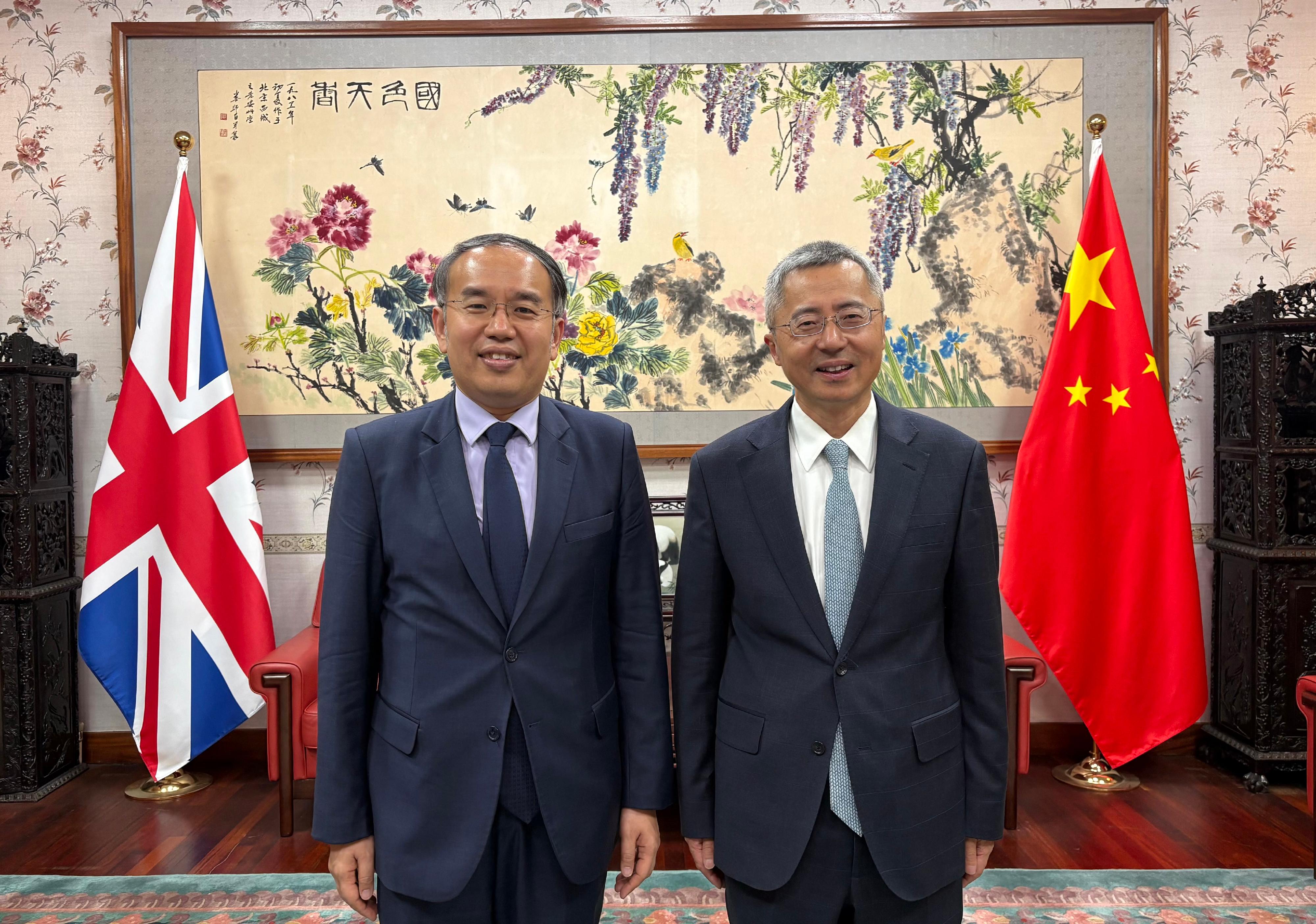 財經事務及庫務局局長許正宇（左）六月九日（倫敦時間）在英國倫敦拜會中國駐英國使館公使王起（右）。
