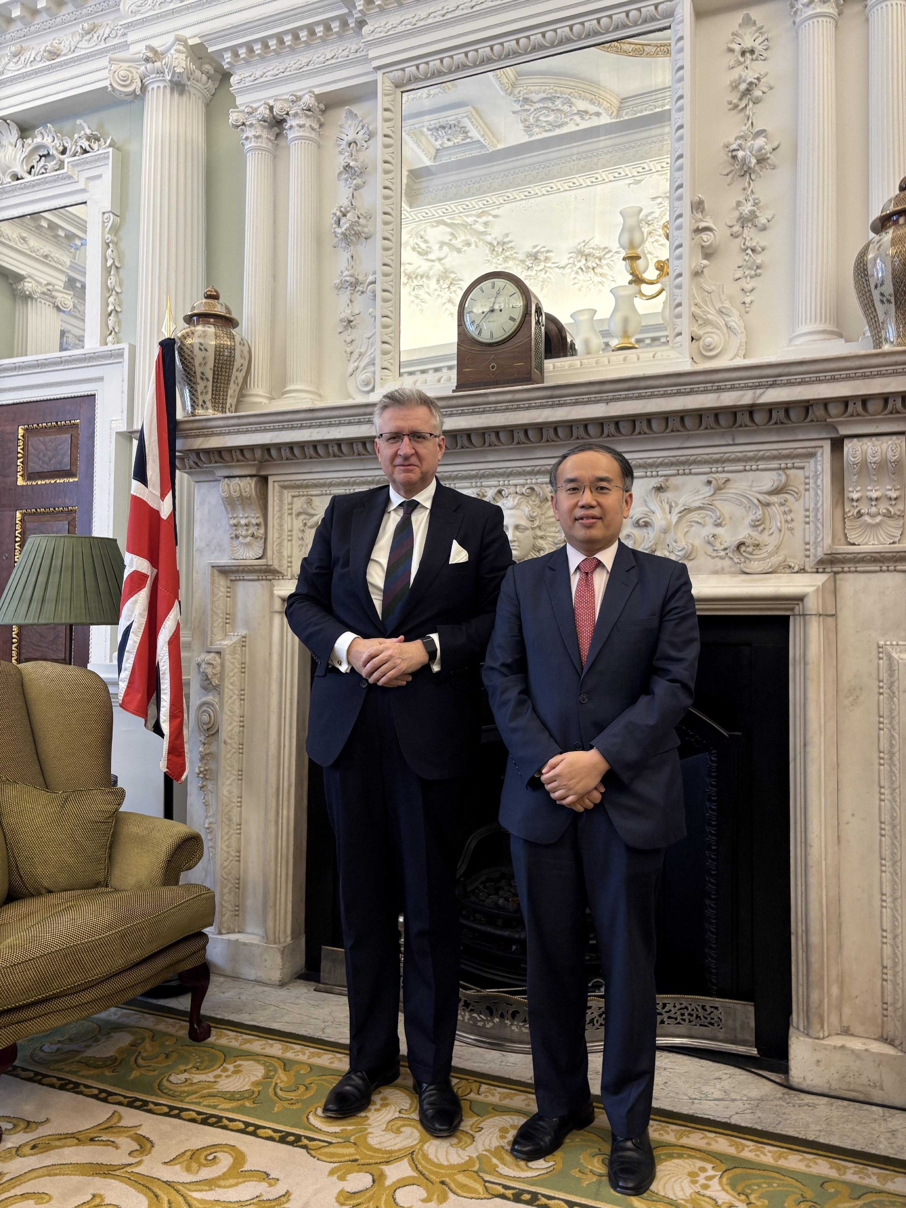 財經事務及庫務局局長許正宇（右）六月十日（倫敦時間）在英國倫敦與倫敦金融城市長靳翊偉（左）進行雙邊會議。
