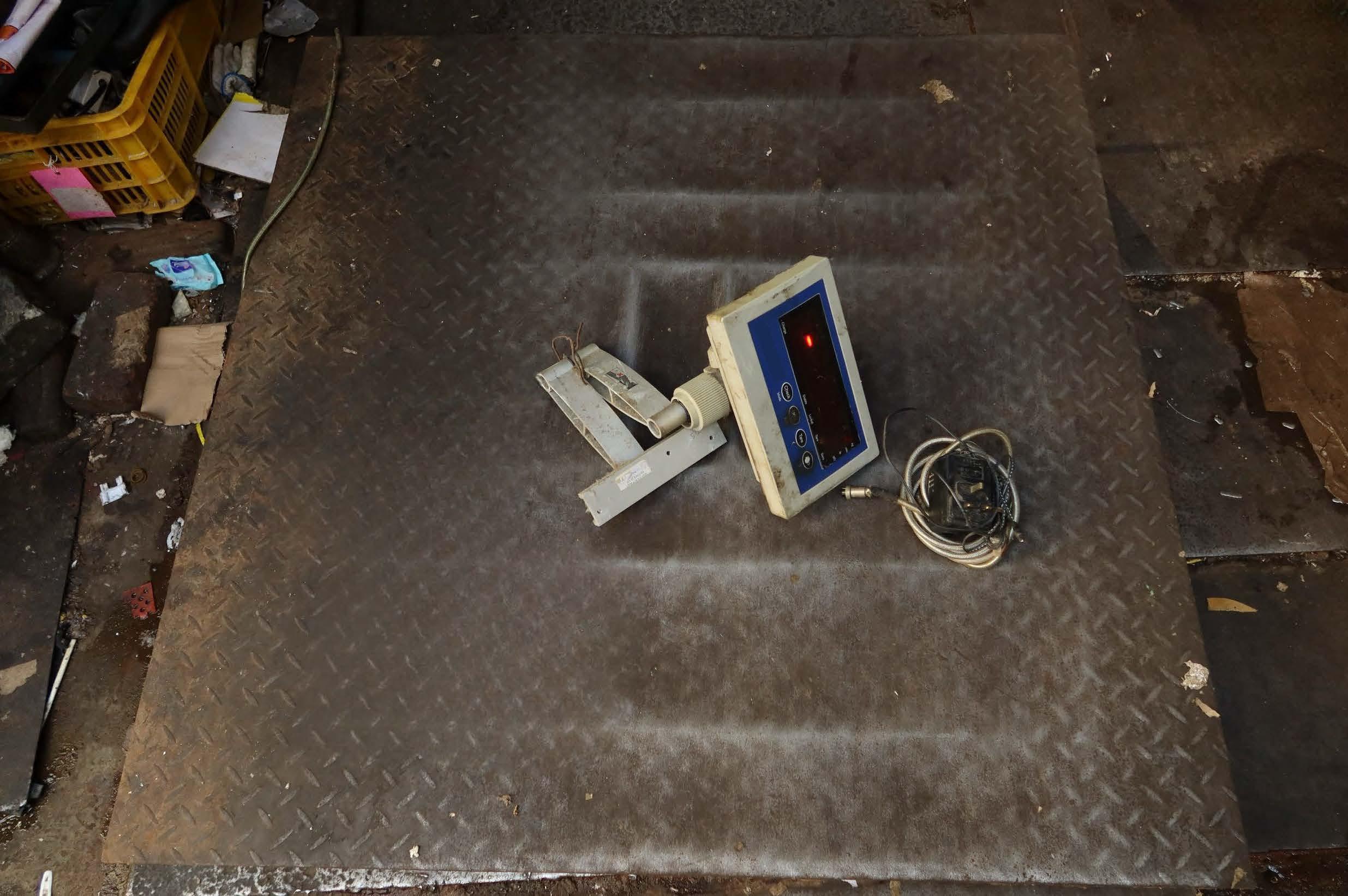 An owner and an operator of a scrap trader were each fined $4,000 yesterday (June 10) at the Eastern Magistrates' Courts for using an inaccurate electronic platform scale for trade, in contravention of the Weights and Measures Ordinance. The electronic platform scale concerned was also confiscated by the court. Photo shows the electronic platform scale concerned.
