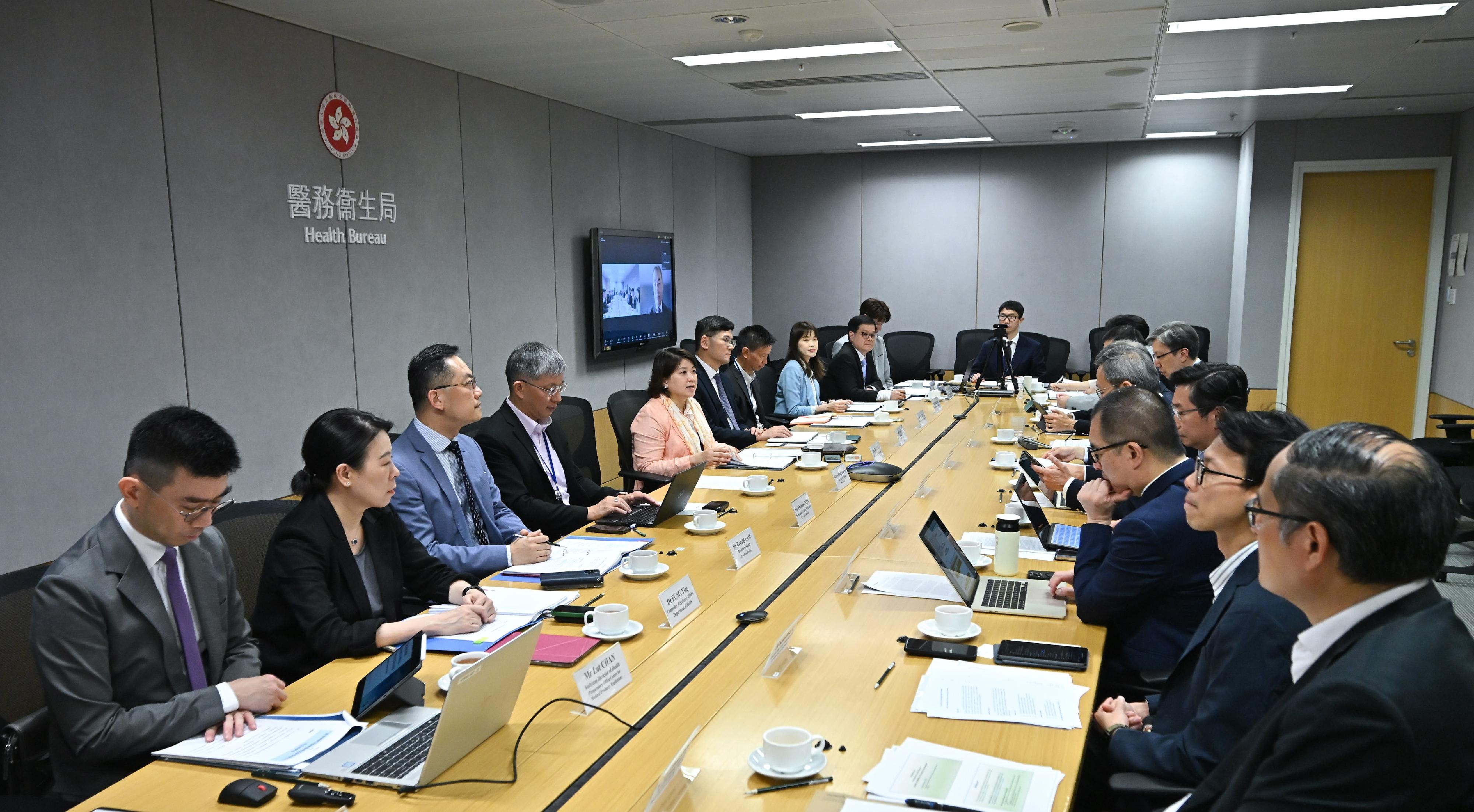 醫務衞生局（醫衞局）副局長李夏茵醫生（左五）今日（六月十二日）主持醫療創新發展督導委員會第三次會議，深入討論多項推動香港發展成為國際醫療創新樞紐的重點政策措施。醫衞局常任秘書長陳松青（左四）、衞生署署長林文健醫生（左三）和醫院管理局行政總裁高拔陞醫生（左六）亦有出席會議。