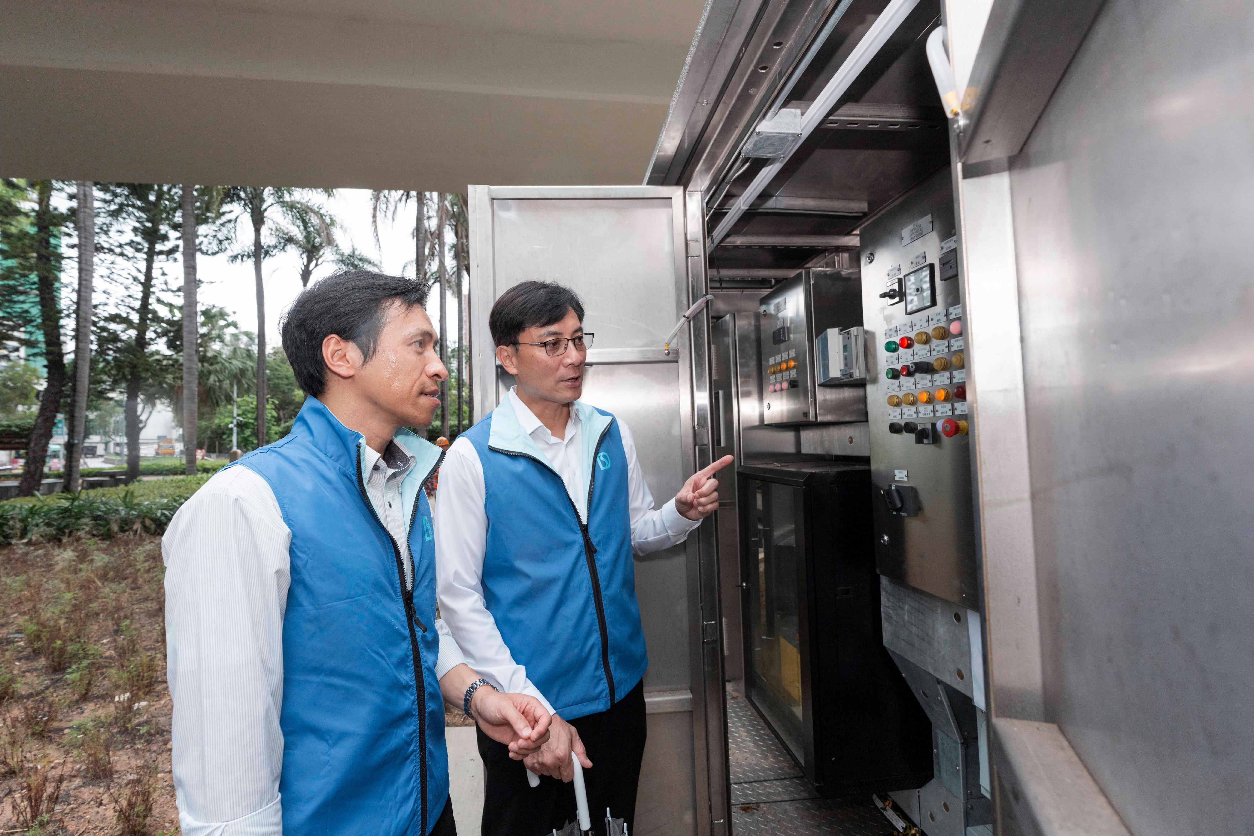 Officers of the Drainage Services Department inspected locations that had been hit by severe flooding in the past on June 11 to learn about the flood prevention measures implemented by the department. Photo shows the Director of Drainage Services, Mr Ringo Mok (right), inspecting the modular pumping system at Chai Wan Road roundabout.